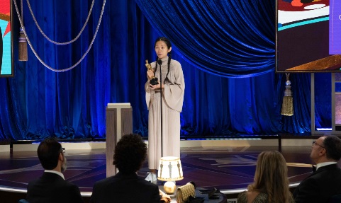 Chloe Zhao saat menerima Piala Sutradara Terbaik Oscar 2021. 