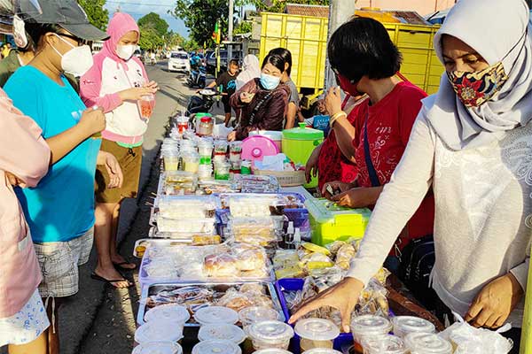 Warga membeli sajian untuk berbuka puasa atau takjil di Sikka, Nusa Tenggara Timur, kemarin. 