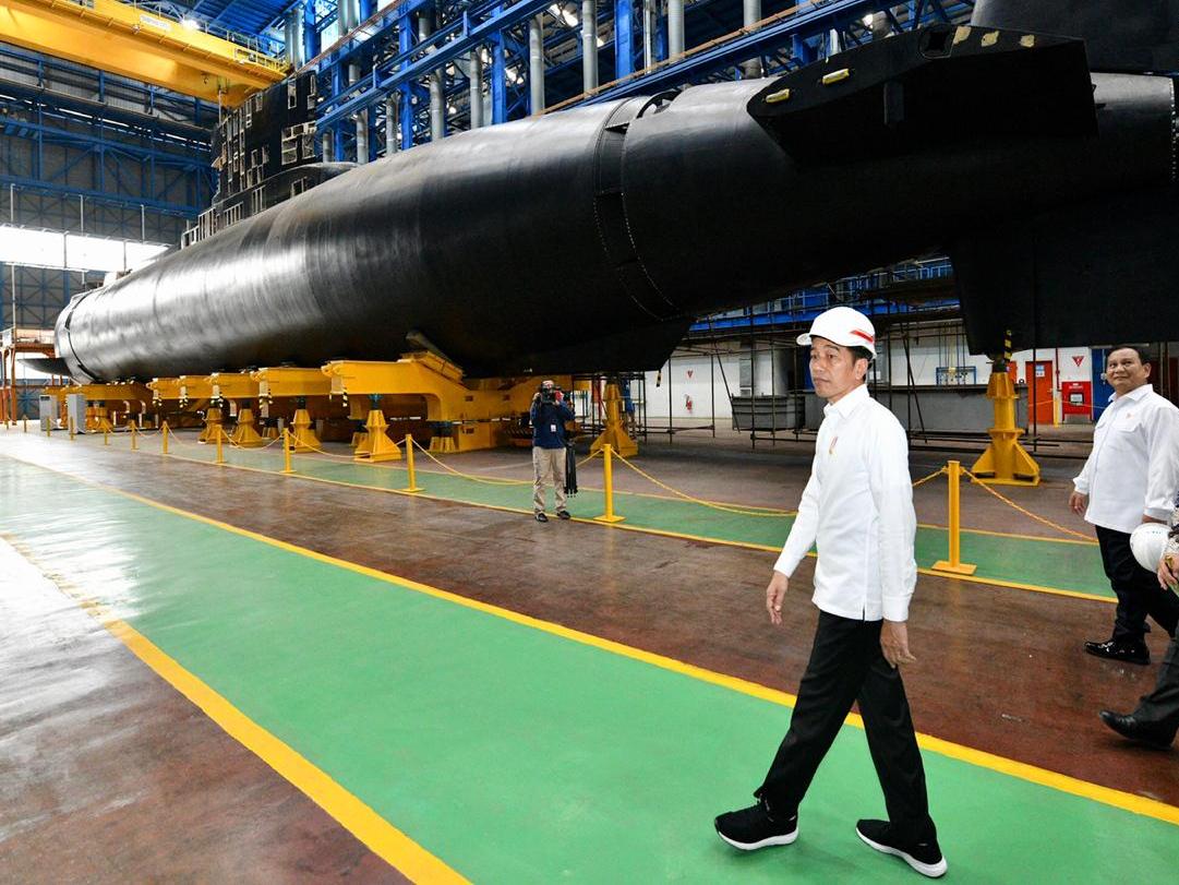 Presiden Joko Widodo meninjau galangan kapal perang PT PAL di Pelabuhan Tanjung Perak. Presiden menaiki kapal selam pada kesempatan itu.