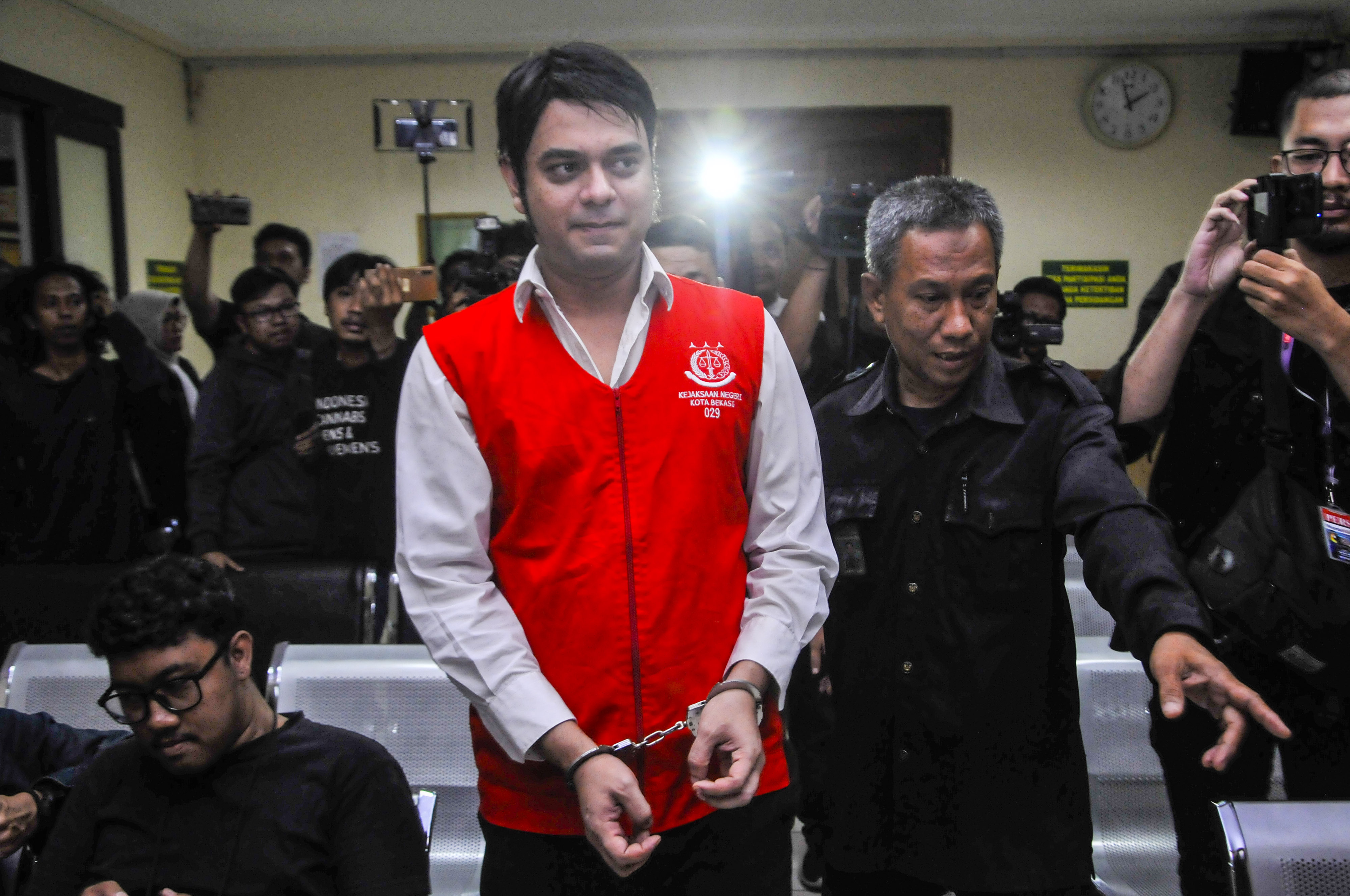 Ilustrasi--Artis Rio Reifan (tengah) bersiap mengikuti sidang putusan di Pengadilan Negeri, Bekasi, Jawa Barat, Senin (10/2/2020).