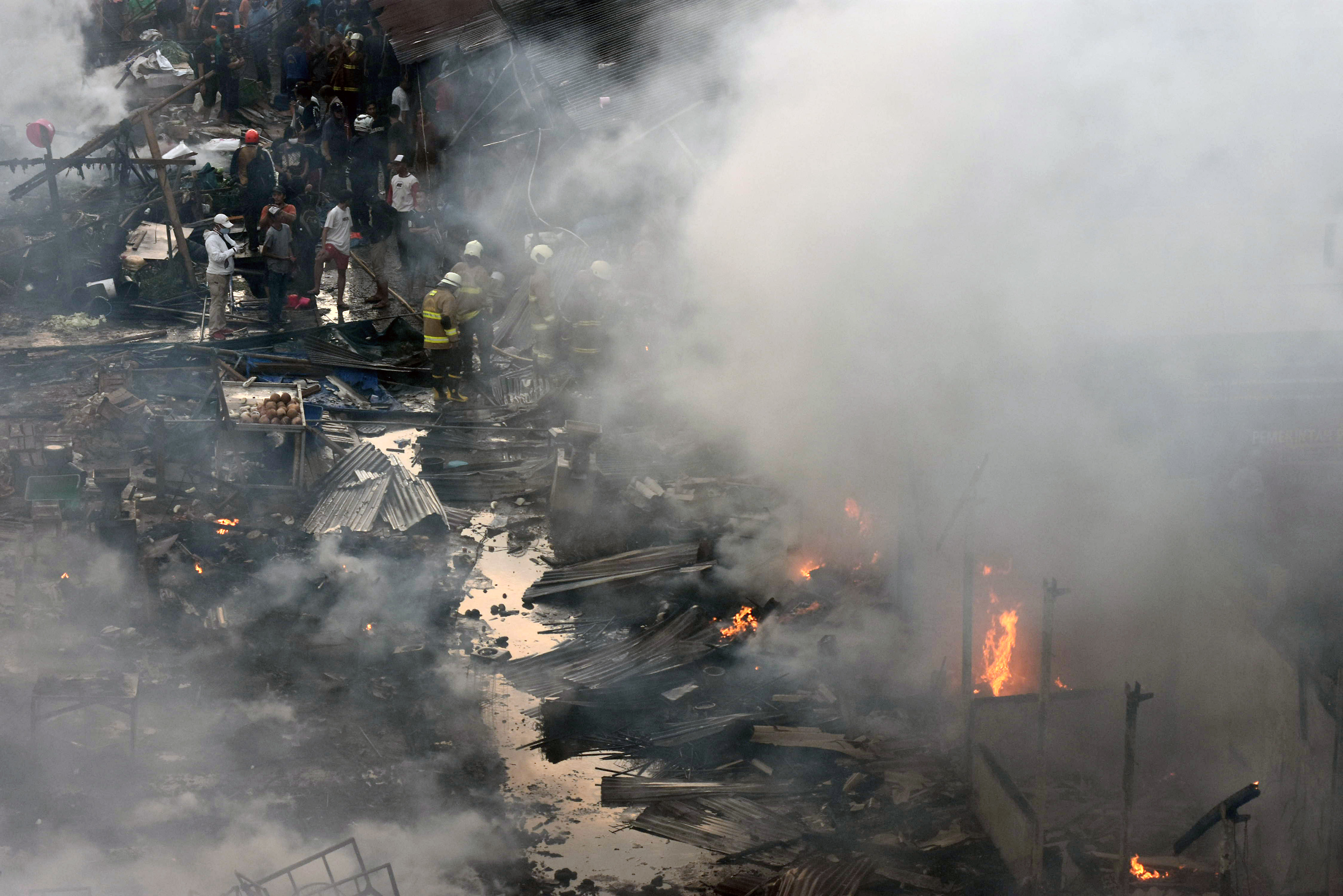 Upaya pemadaman kebakaran di Pasar Kambing, Tanah Abng, Awal April lallu