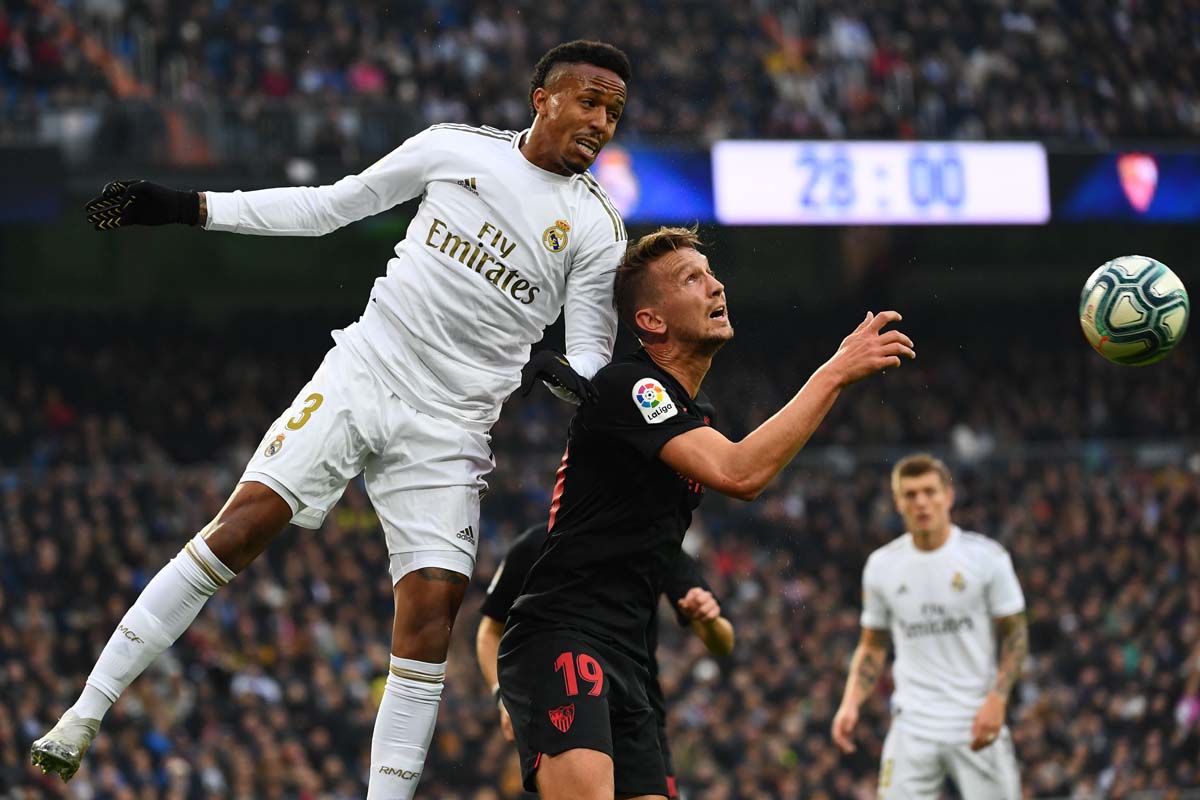 Eder Militao (kiri) akan menjadi andalan pertahanan Real Madrid saat menghadapi Liverpool di perempat final Liga Champions, Rabu (7/6)