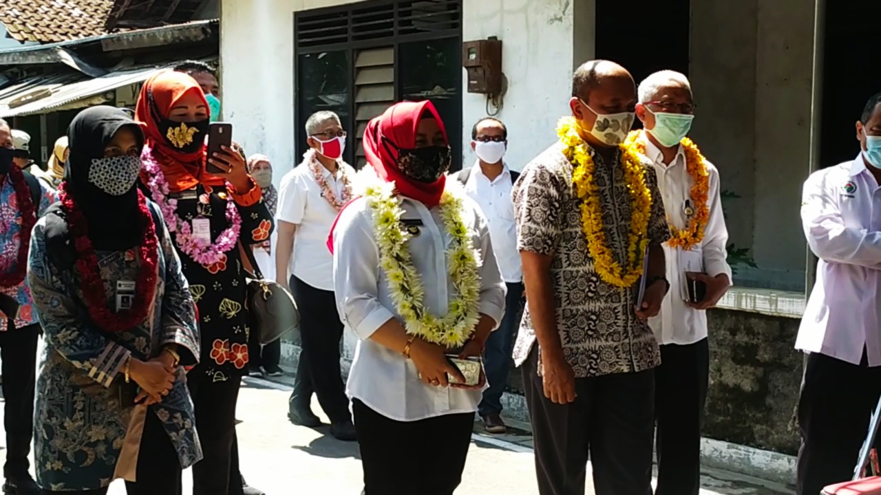Tim verifikasi lomba jogo tonggo dari Dispermasdes Dukcapil Jateng tiba di Desa Plawikan, Kecamatan Jogonalan, Klaten, Jawa Tengah.