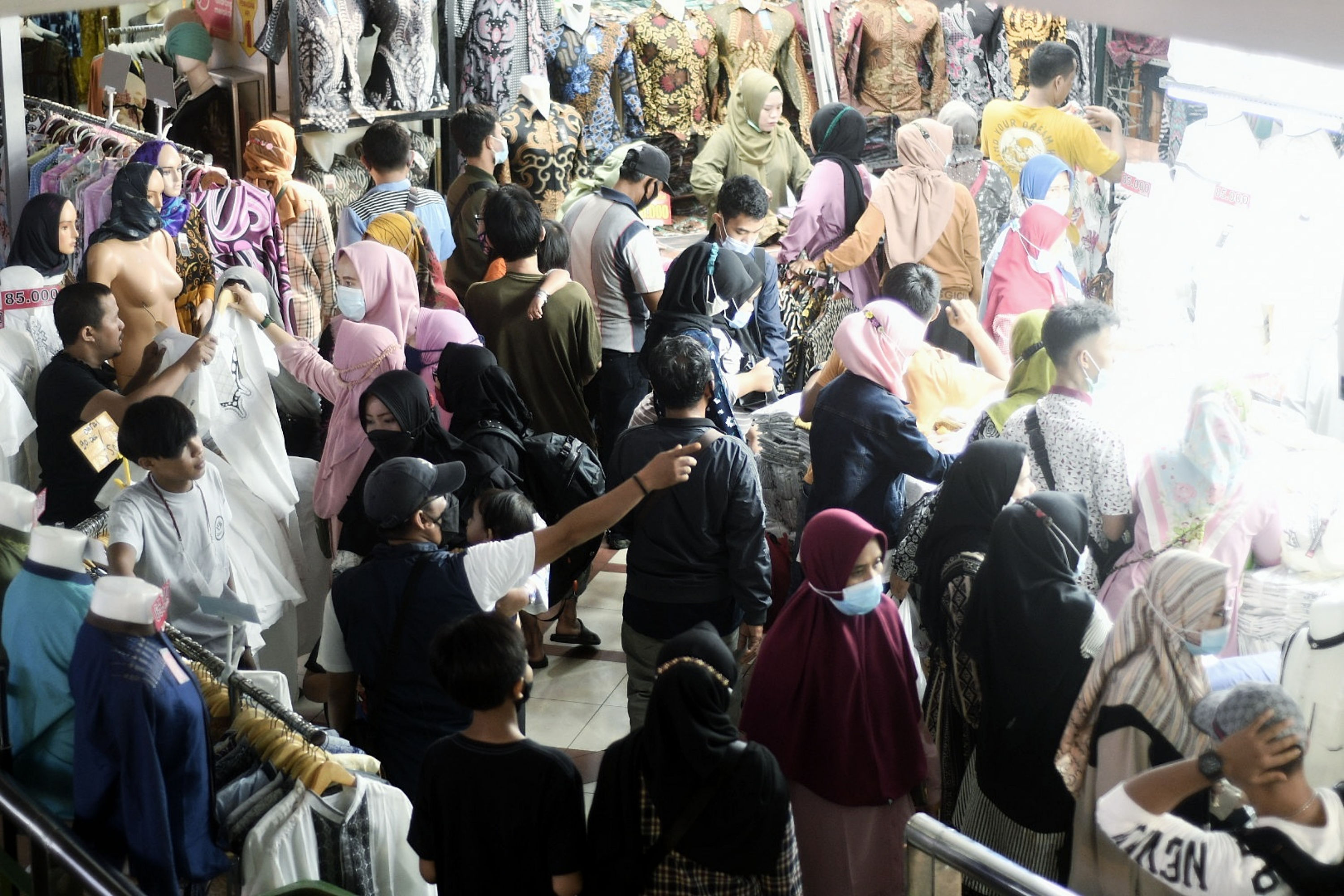 Pengunjung memadati kawasan Pasar Tanah Abang, Jakarta, Minggu (11/4/2021).