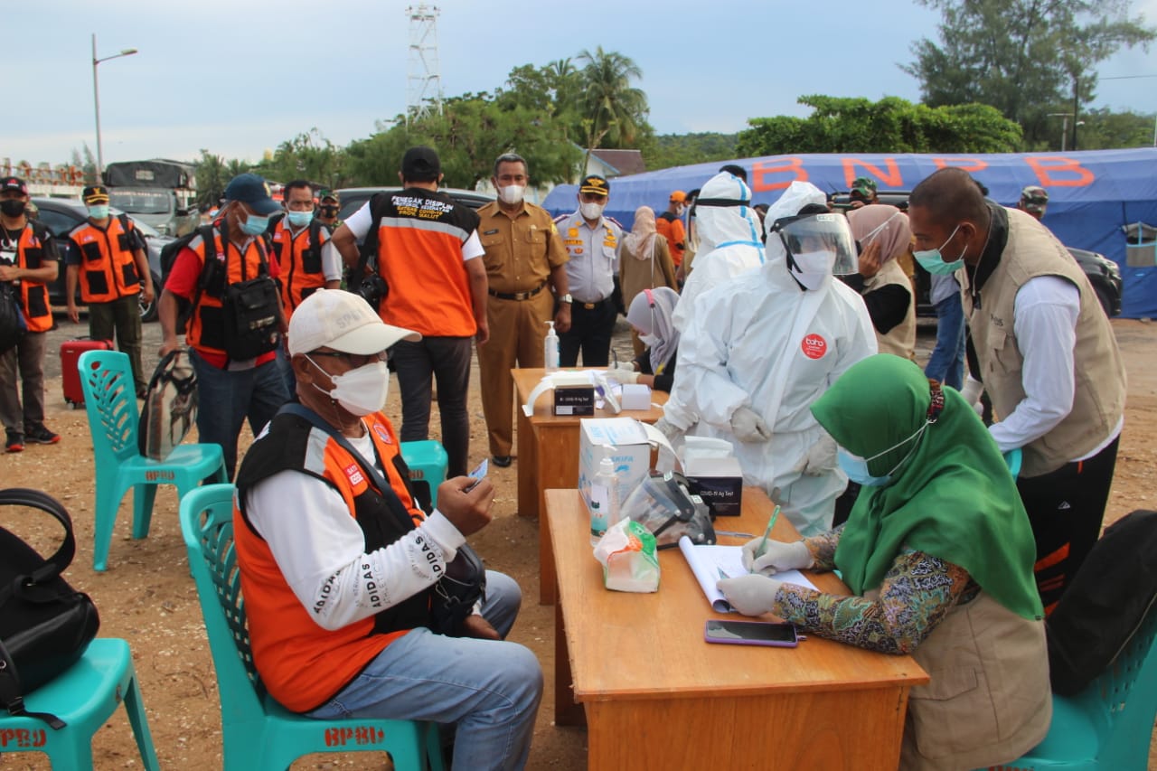 Pelaksanaan vaksinasi covid-19 di Kabupaten Pulau Taliabu, Maluku Utara, Senin (5/4/2021).