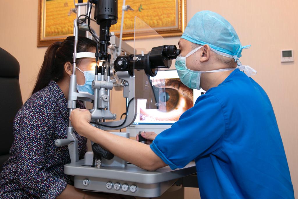 Pemeriksaan mata pasien untuk mengetahui apakah menderita retinopati diabetik atau tidak.