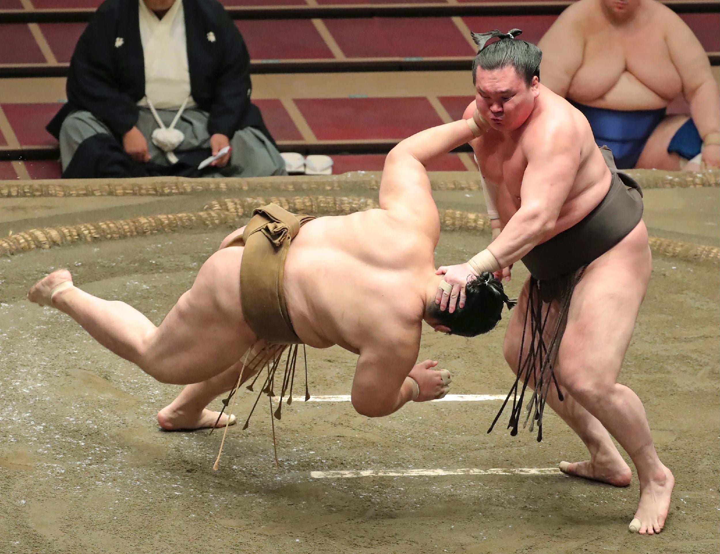 Pesumo Yokozuna Hakuho (kanan) menajutuhkan lawannya Kagayaki di Grand Sumo Tournament, Tokyo, Jepang, beberapa waktu lalu.