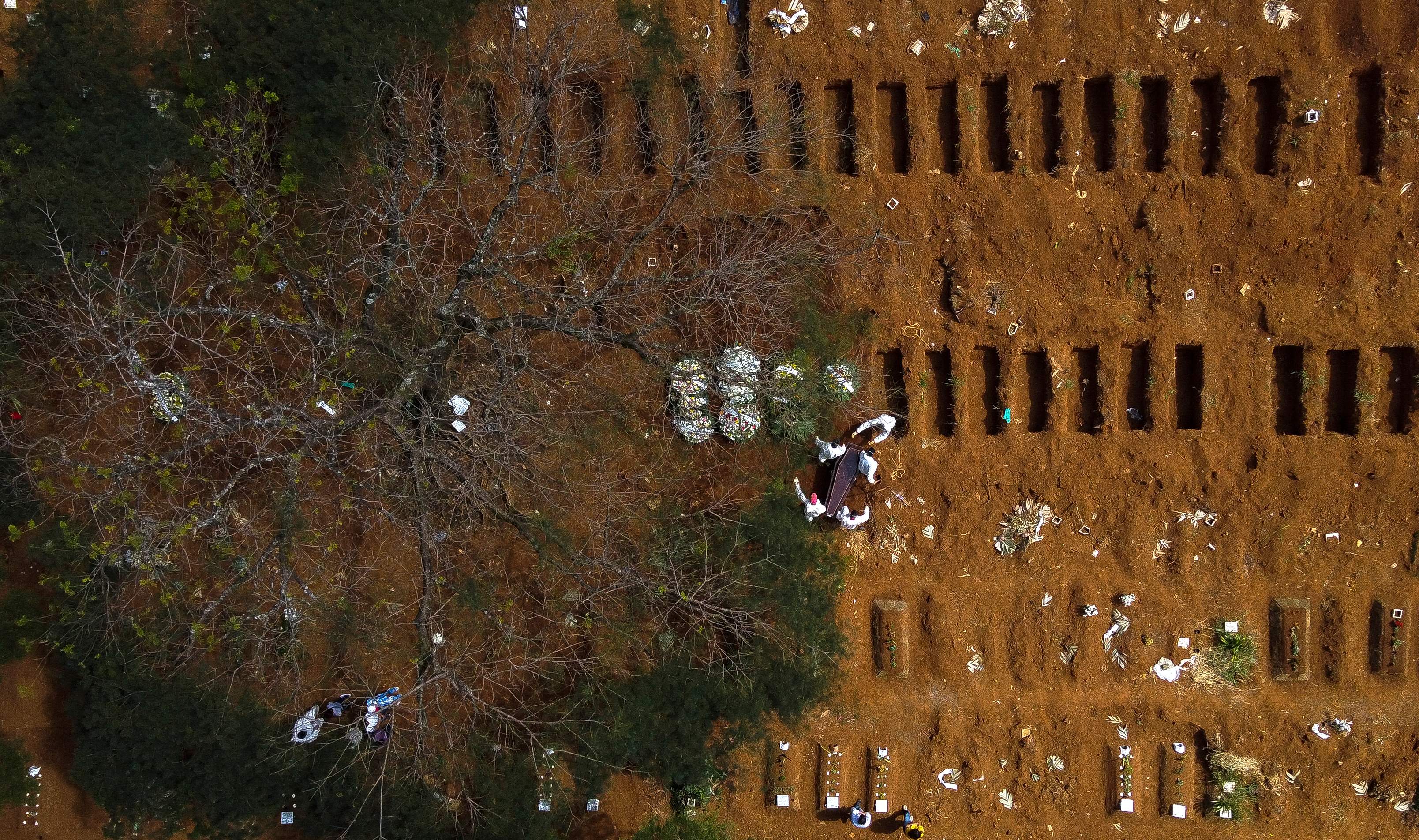 Foto dari udara suasana proses pemakaman korban Covid-19 di Permakaman Vila Formosa, Sao Paulo, Brasil, Rabu (14/4).