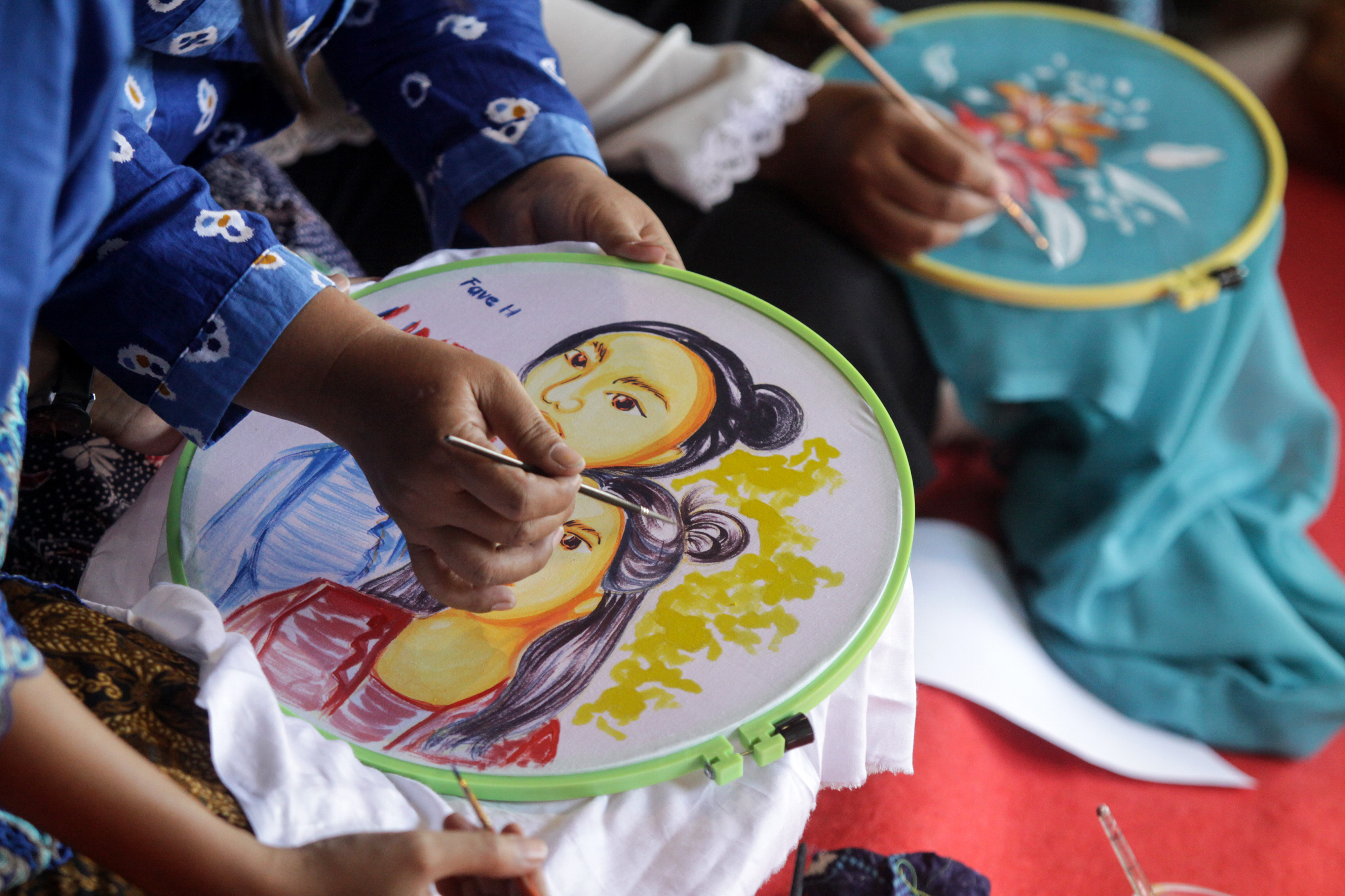 Pelatihan melukis dengan media kain di Fave hotel Sidoarjo, Jawa Timur, Senin (19/4/2021).