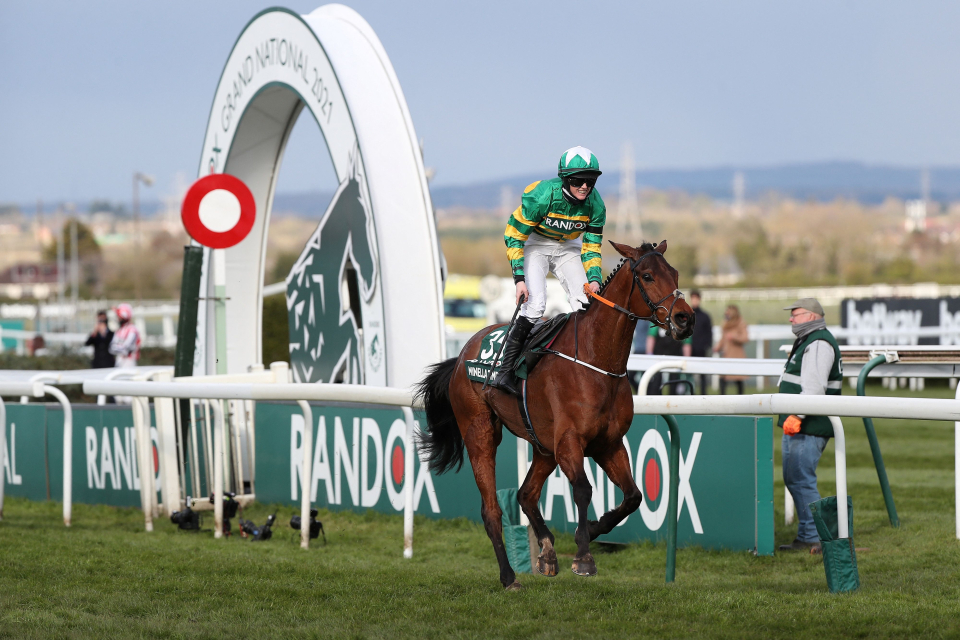  Joki Rachel Blackmore meraih Grand National dengan tunggangannya Minella Time, di Aintree Racecourse, Inggris. 