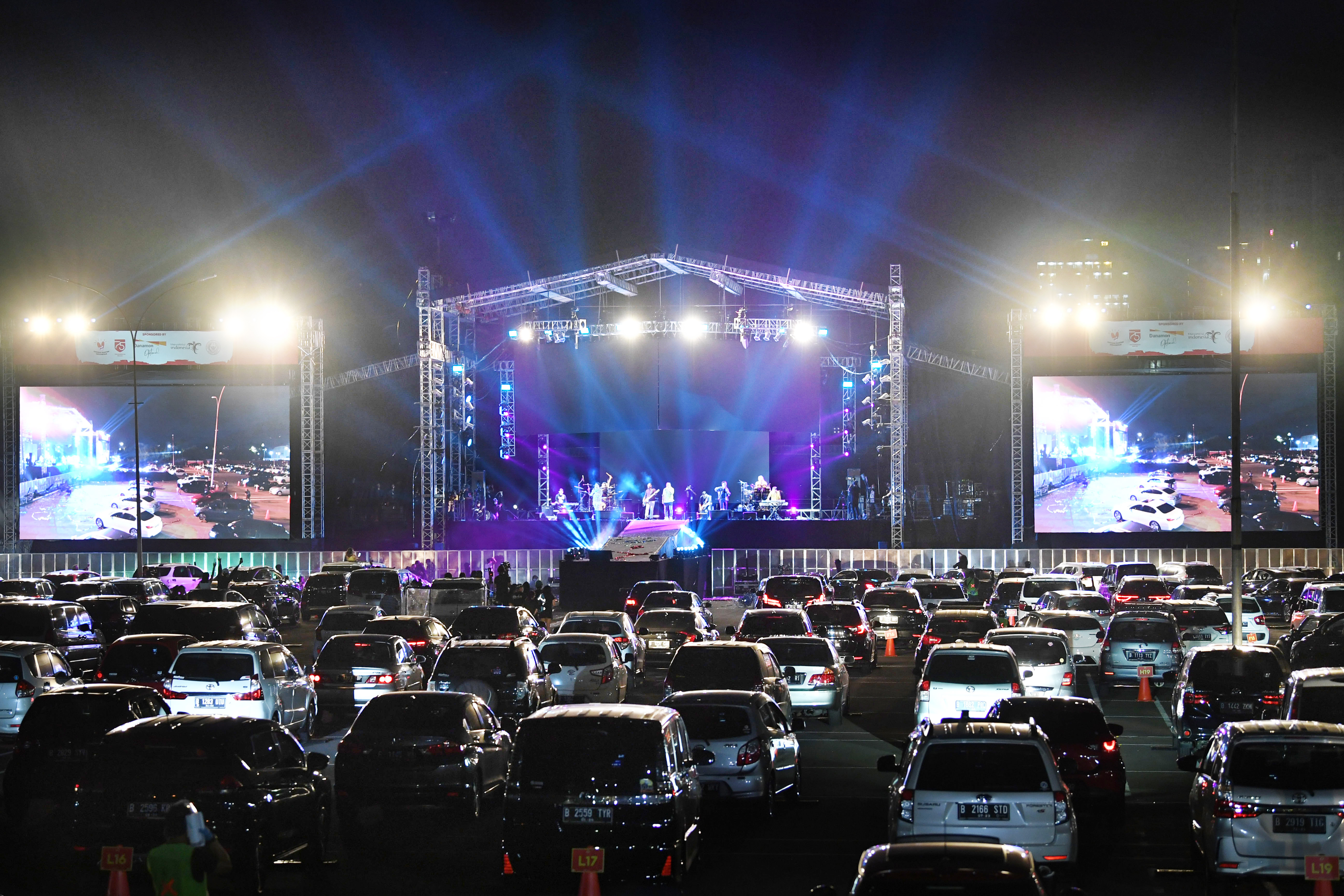 Konser Kahitna yang digelar dengan konsep drive-in
