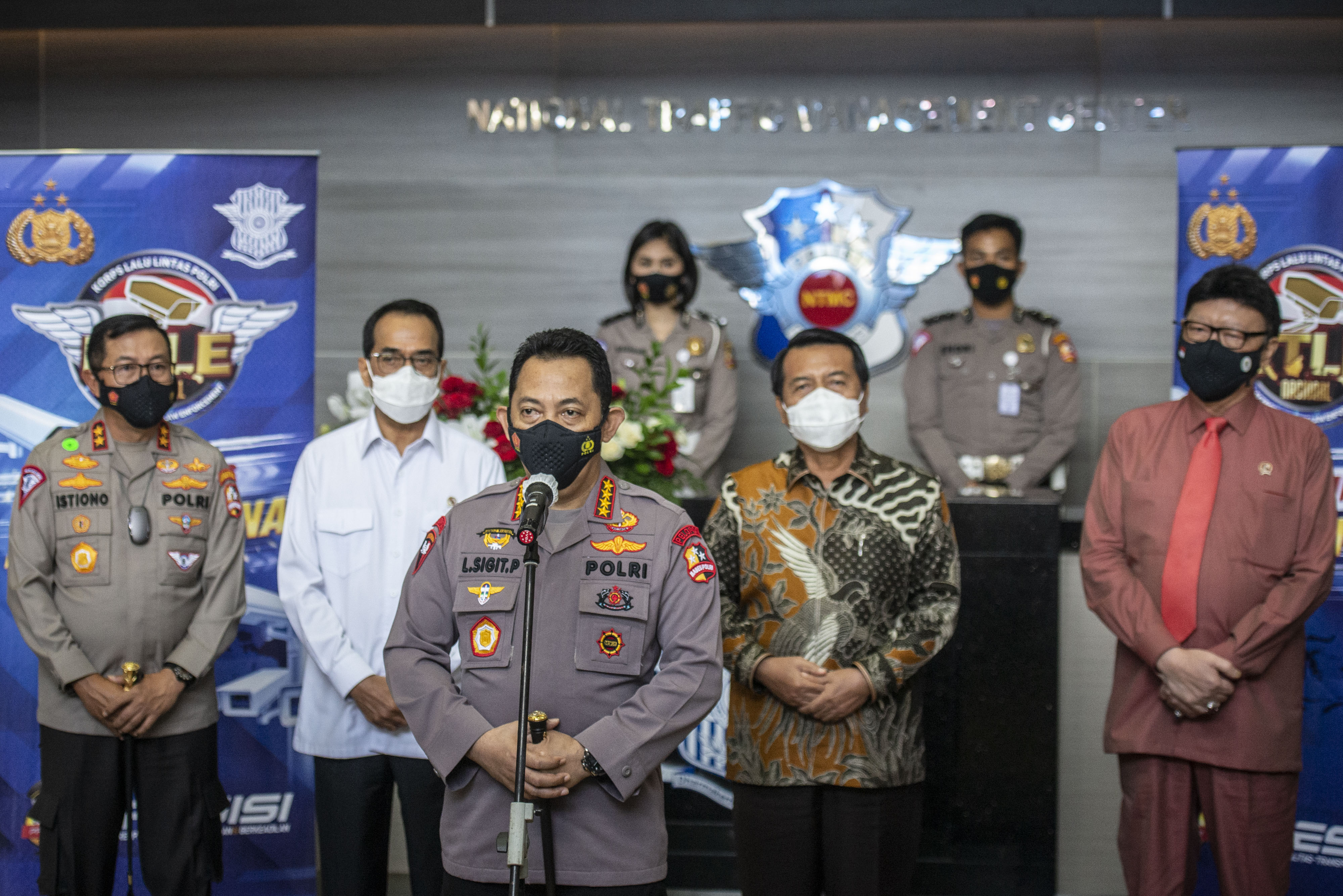 apolri Jenderal Pol Listyo Sigit Prabowo (tengah) 