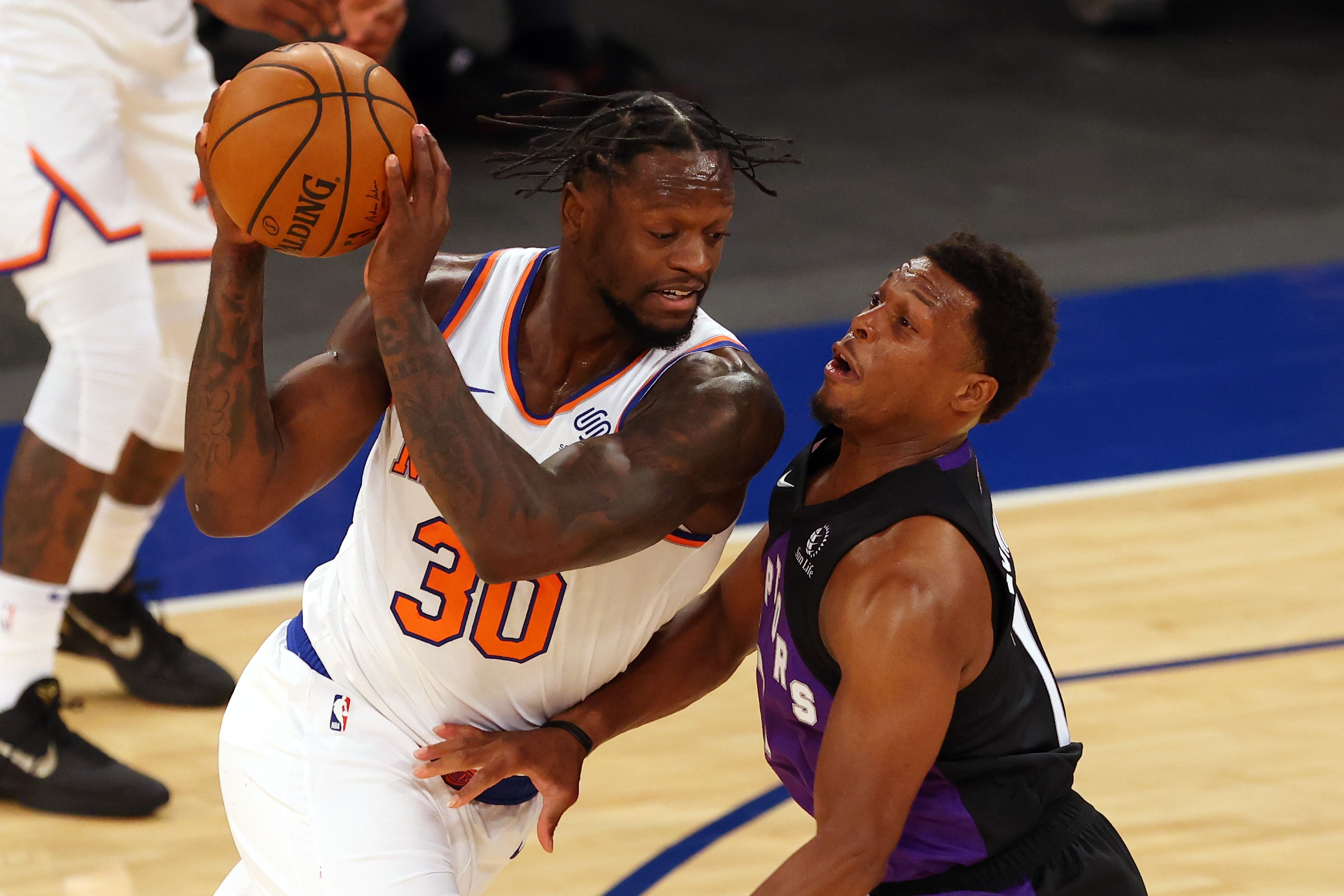 Pebasket New York Knicks Julius Randle saat menghindari pebasket Toronto Raptors Kyle Lowry.