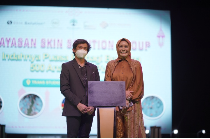 Pemilik Skin Solution group, Rizki Ananda Musa dalam acara berbagi dengan 500 anak yatim