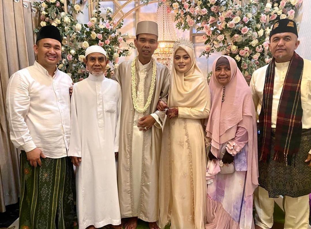 Ustaz Abdul Somad menikah dengan  Fatimah Az Zahra Salim Barabud.