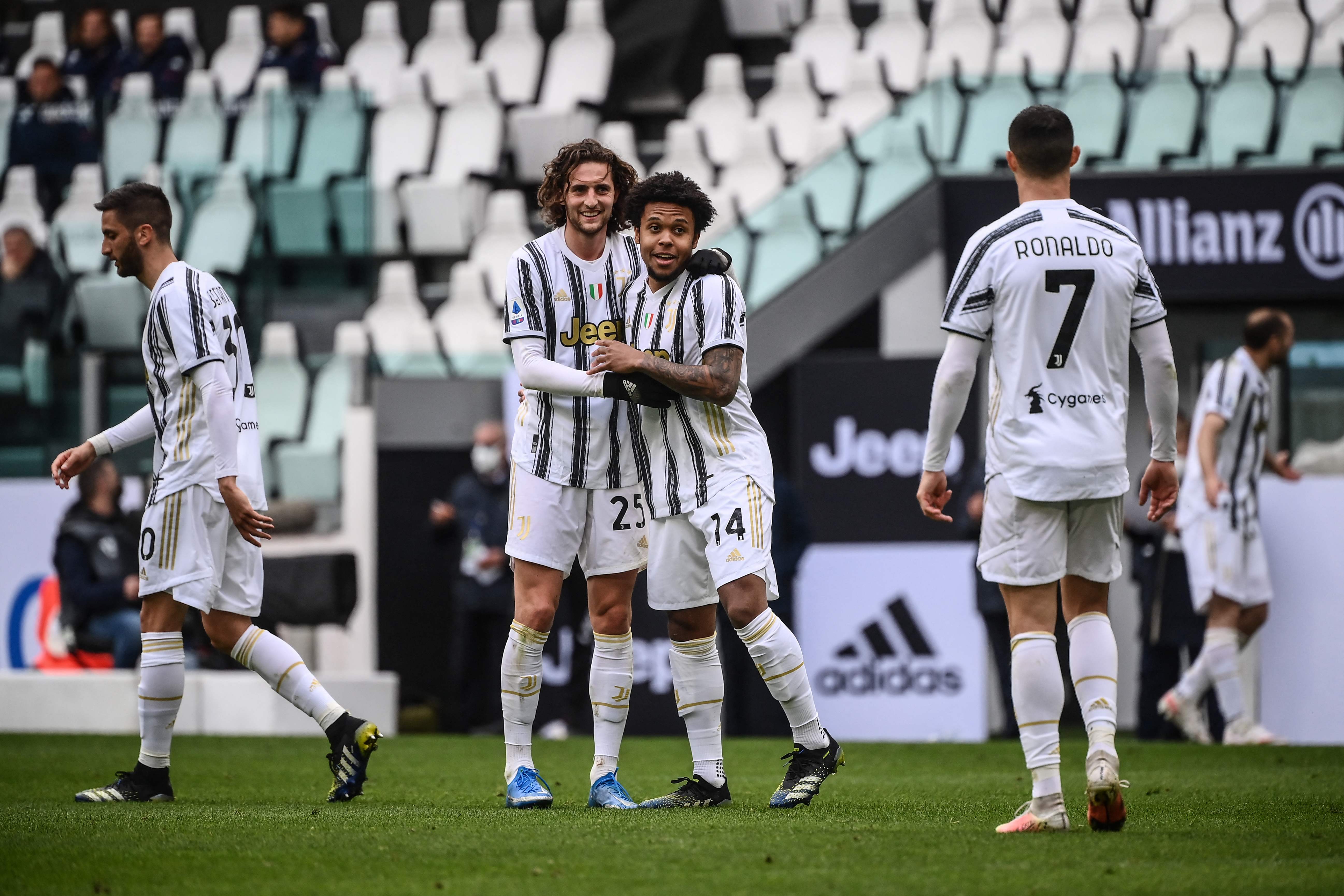 Pemain Juventus melakukan selebrasi usai mencetak gol ke gawang lawan.