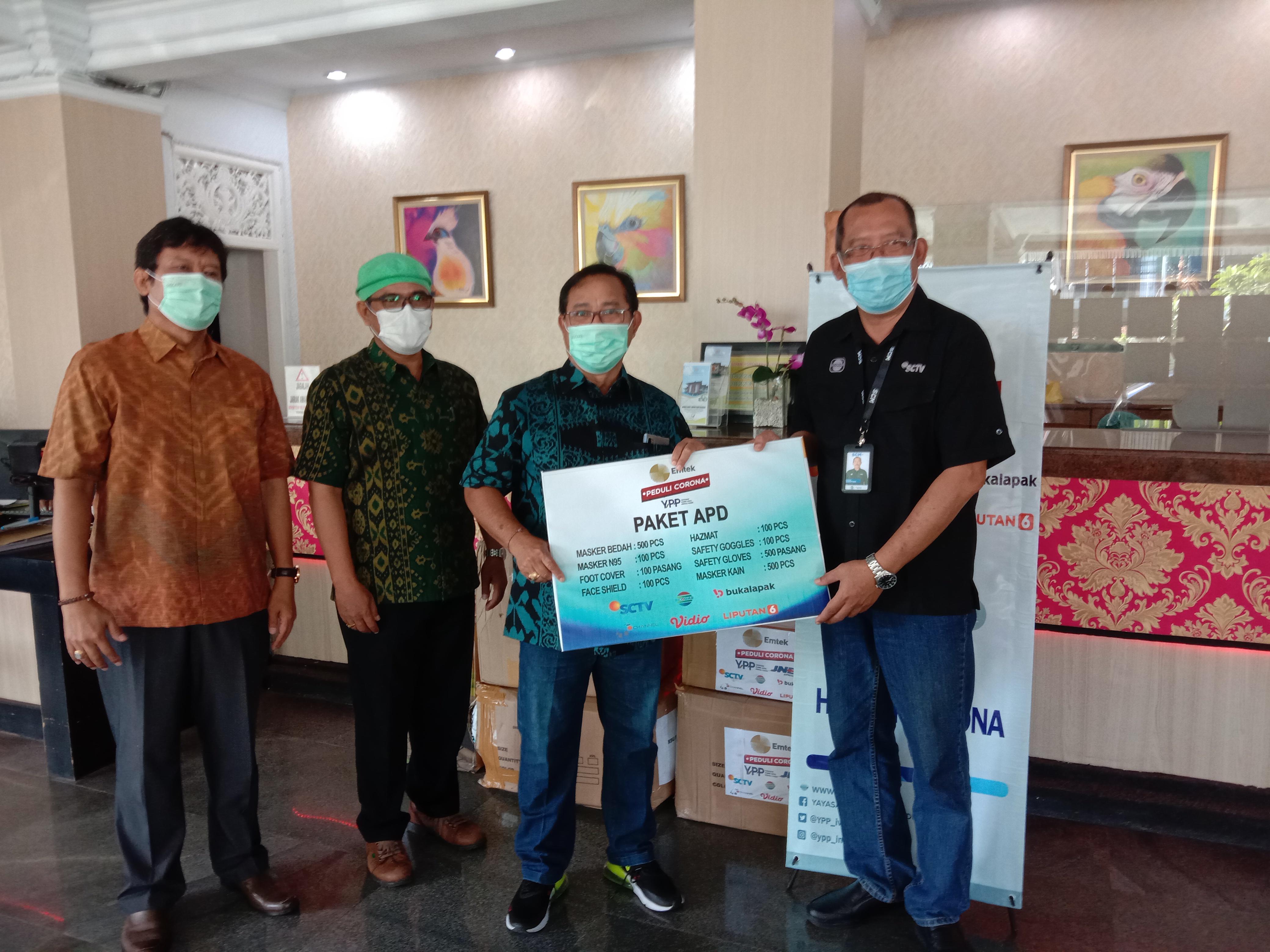 Ribuan APD dari PT EMTEK TBK diterima oleh Dirut RS Puri Raharja Denpasar, Bagus Darmayasa, Selasa (20/4/2021).