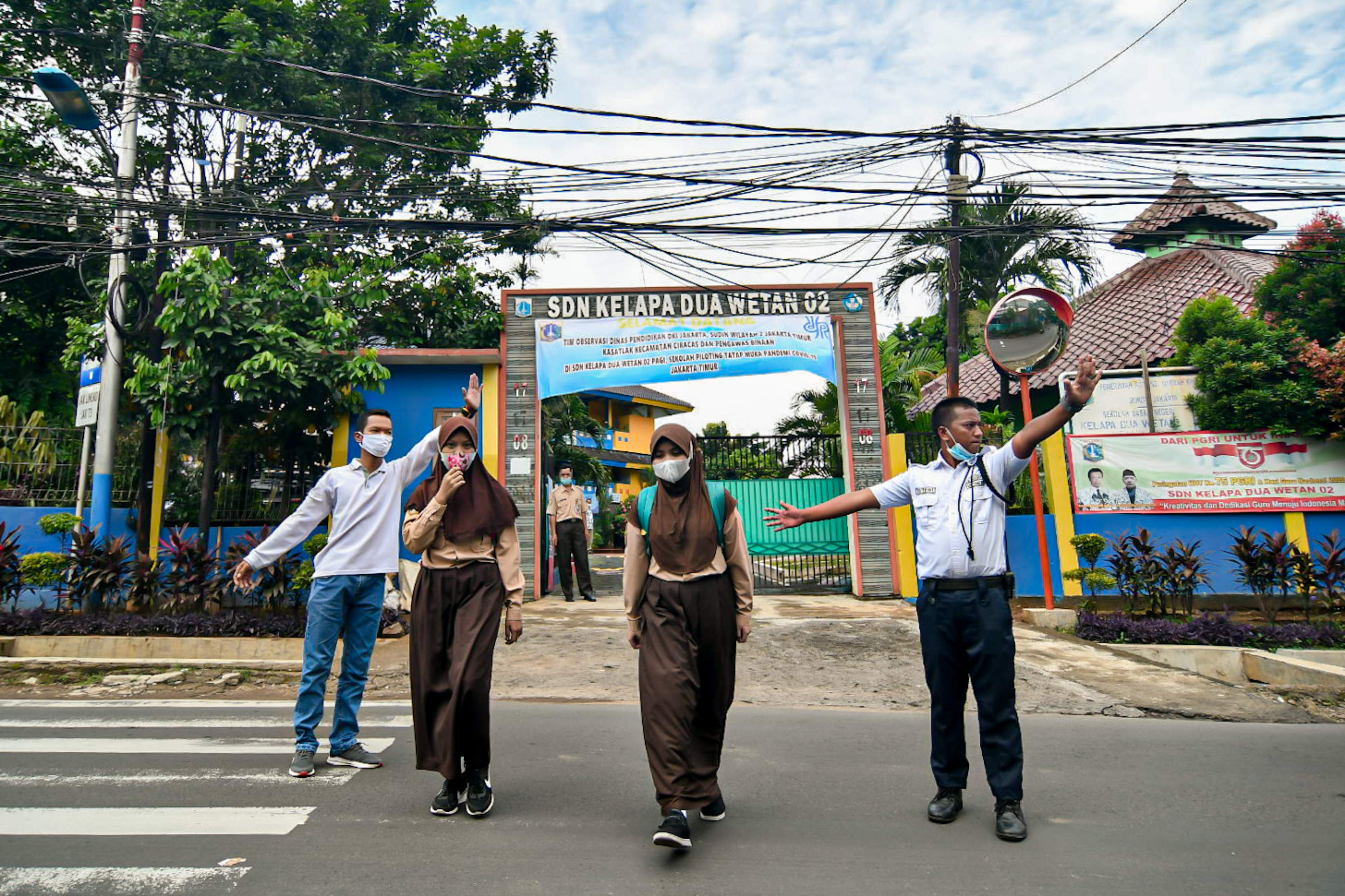 Sejumlah siswa/siswi keluar dari sekolah usai melakukan pembelajaran tatap muka di SDN Kelapa Dua Wetan 02, Jakarta, Rabu (7/4).