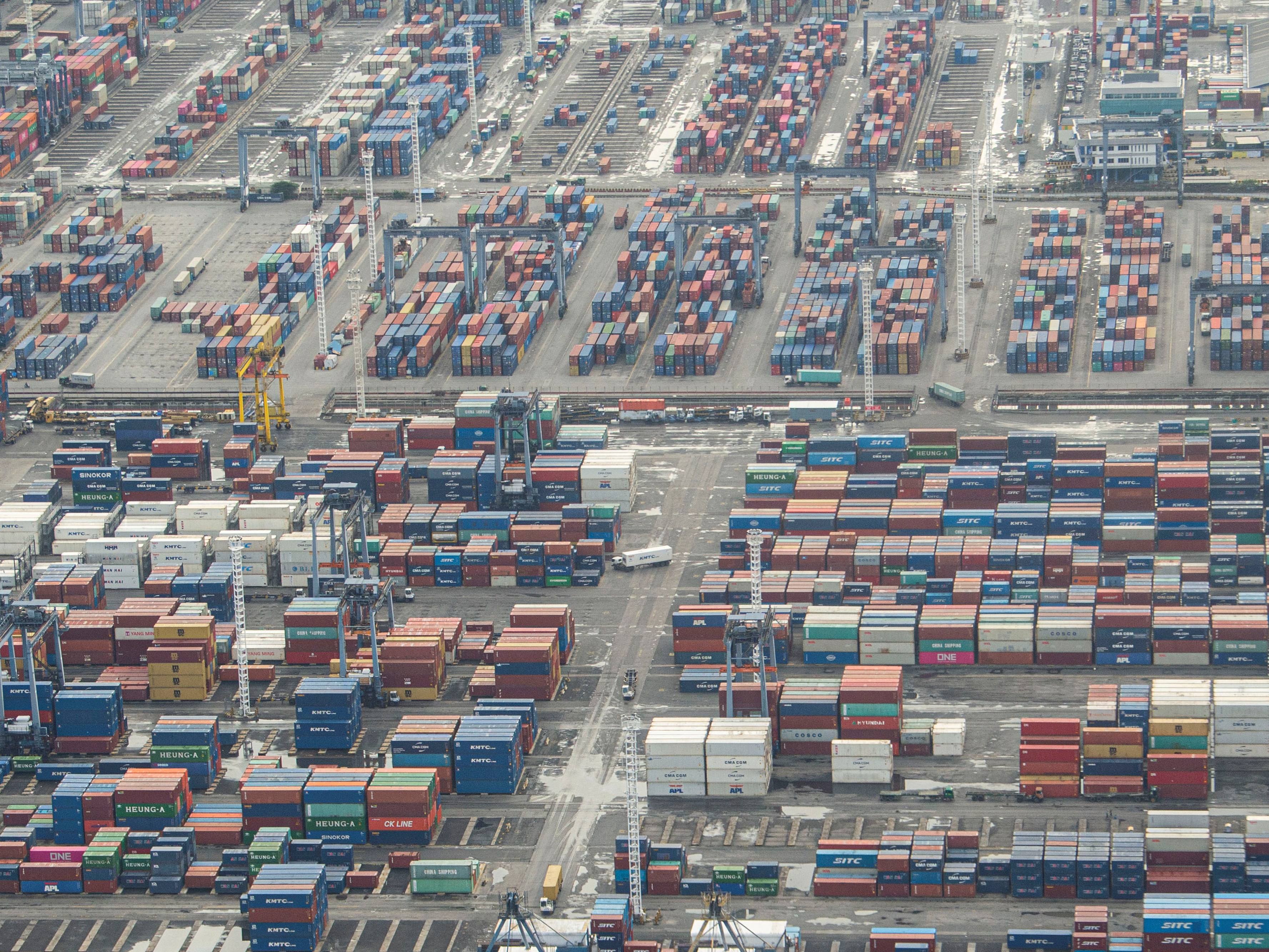 Foto udara Pelabuhan Tanjung Priok, Jakarta, Minggu (10/1).