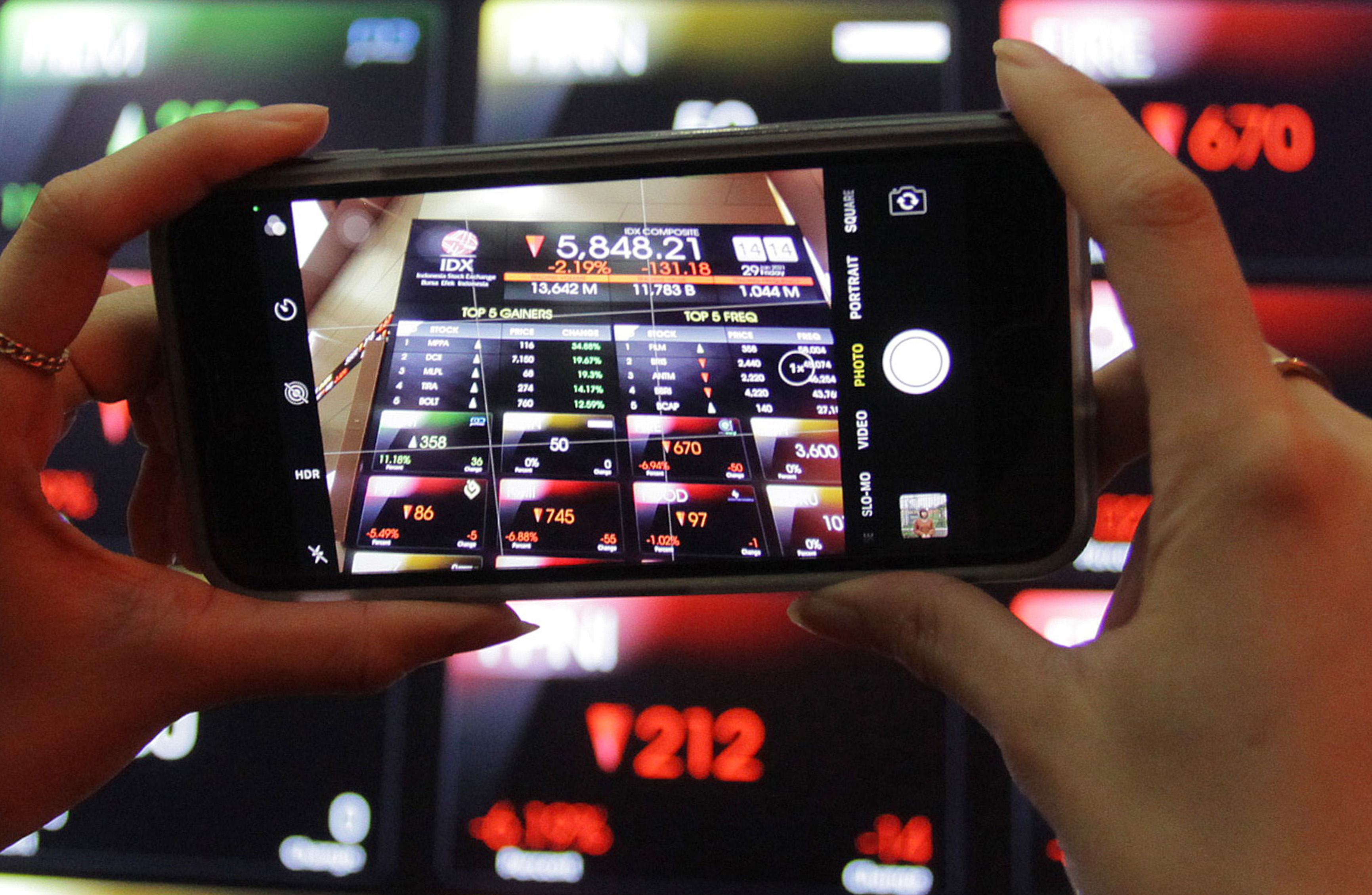 Investor mengamati perkembangan harga saham di bursa 