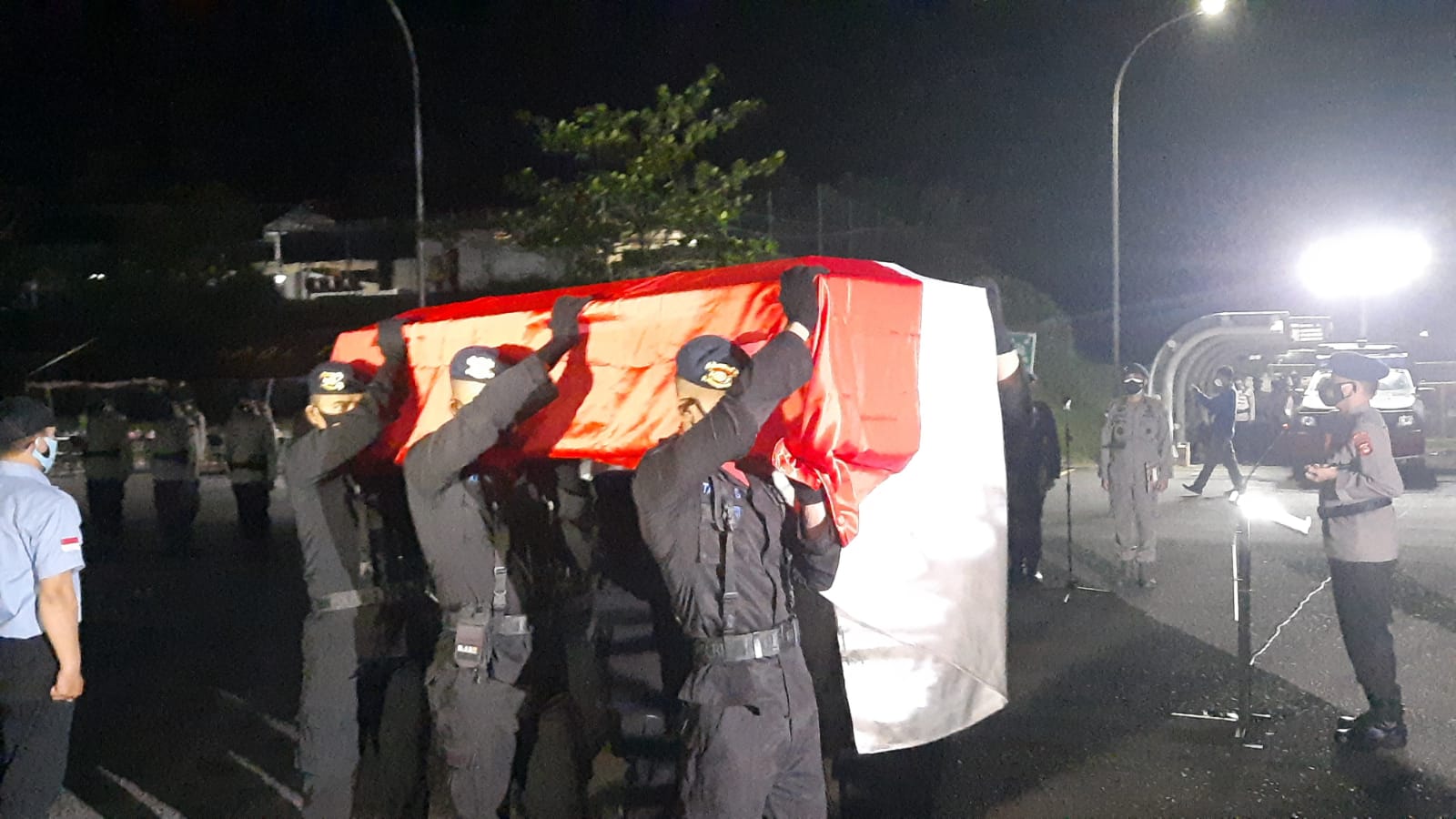 Jenazah Bharatu I Komang Wiranata, anggota Brimob Jakarta yang gugur saat kontak senjata dengan Kelompok Kriminal Bersenjata di Papua.