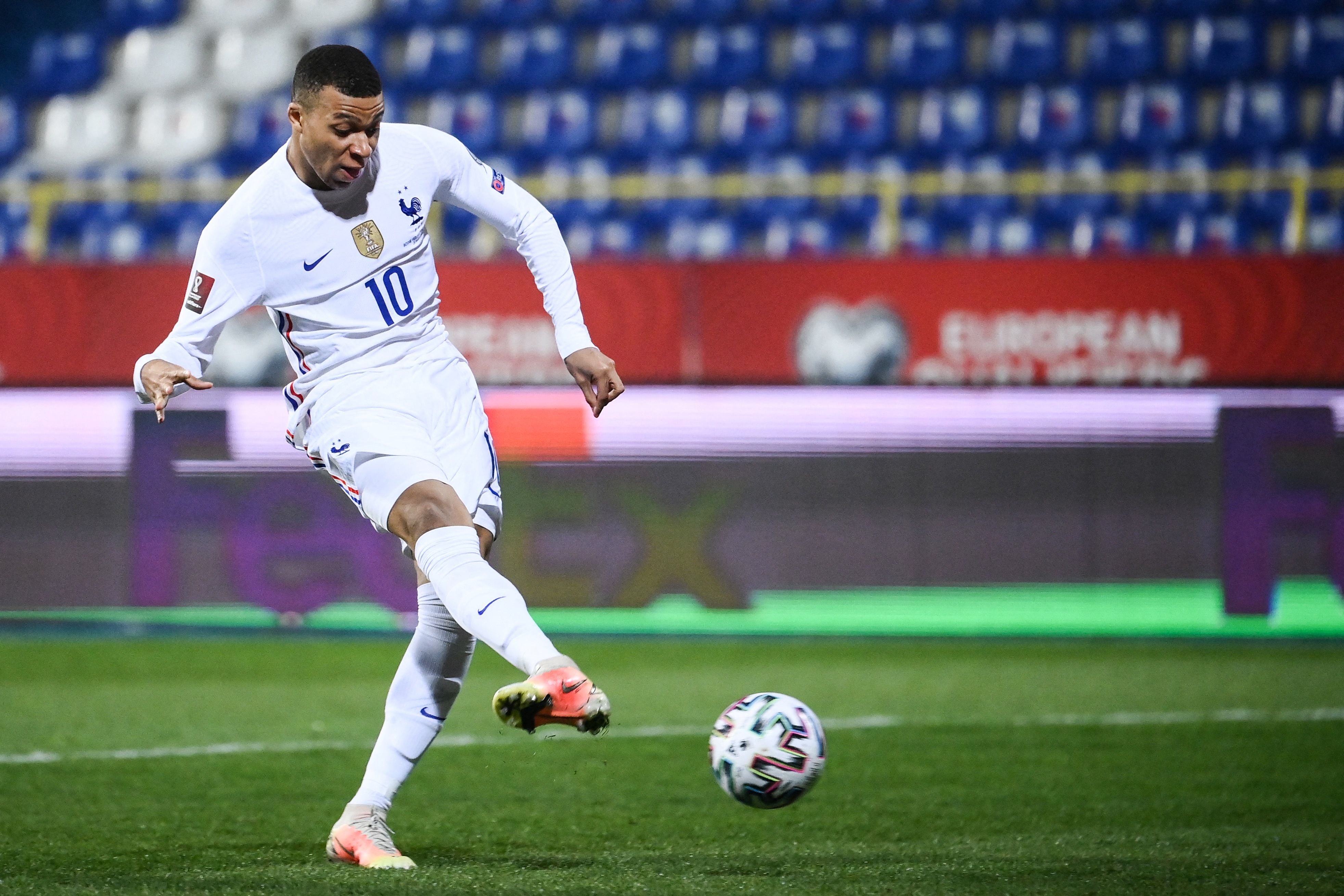 Aksi pemain PSG Kylian Mbappe saat bermain untuk timnas Prancis.