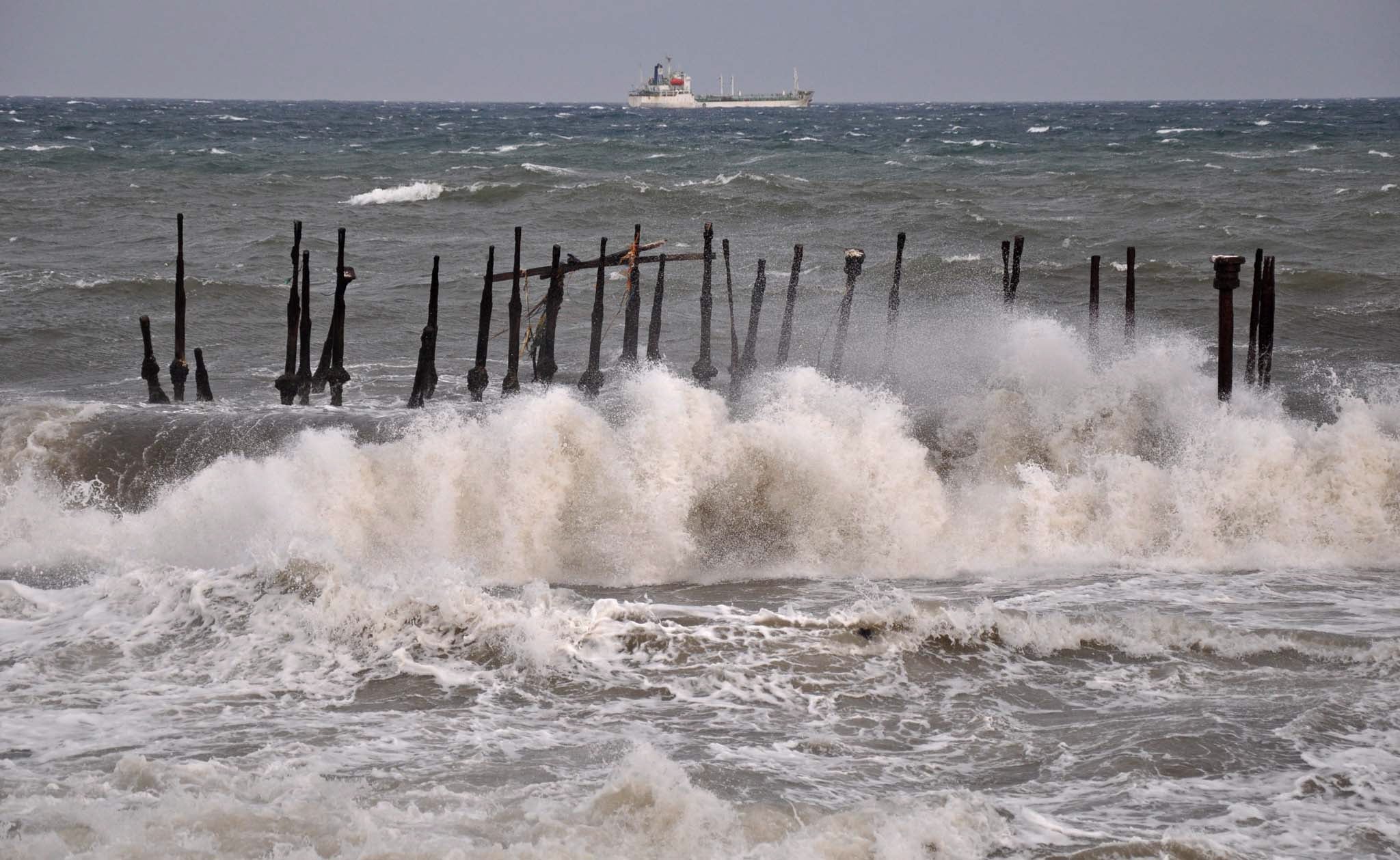 GELOMBANG TINGGI: Badan Meteorologi dan Geofisika (BMKG) mengingatkan terjadi gelombang tinggi 4.0 hingga 6.0 meter di sejumlah daerah dalam