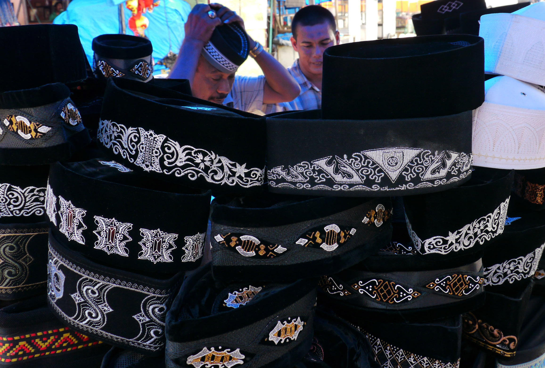 Warga berbelanja peci pada hari pertama bulan Ramadan di Pasar Aceh, Banda Aceh.