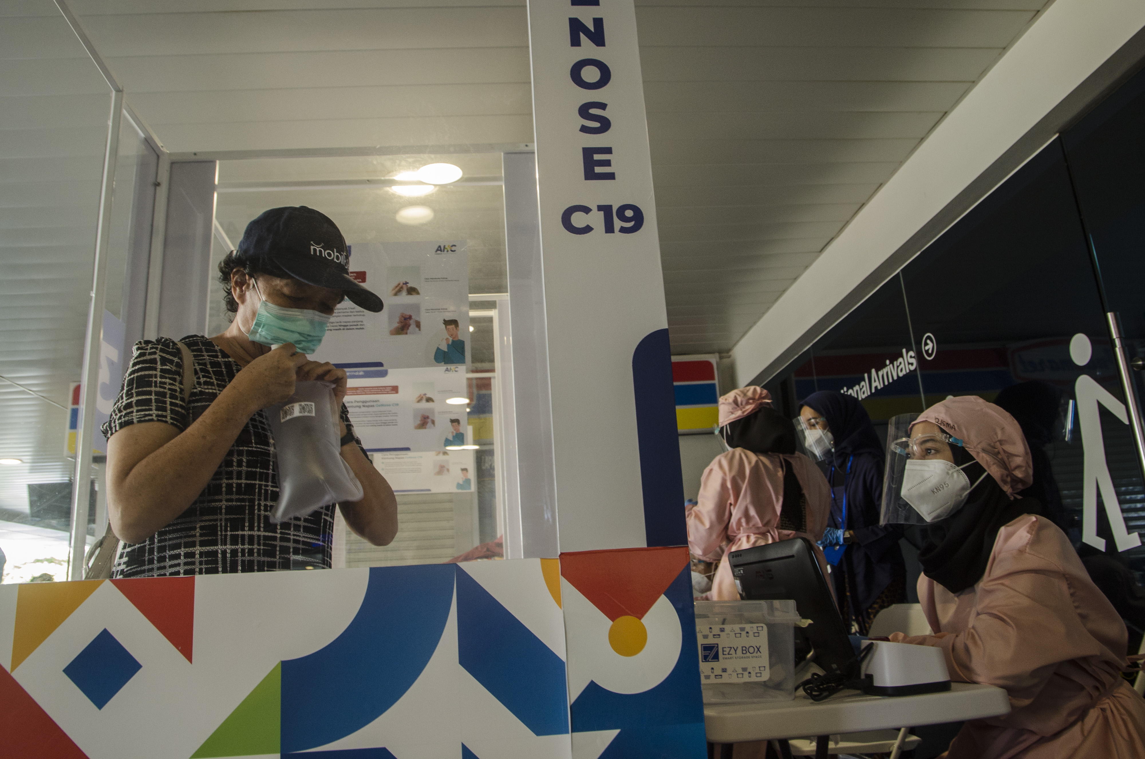 Seorang calon penumpang melakukan tes menggunakan GeNose C19 di Bandara Husein Sastranegara, Bandung