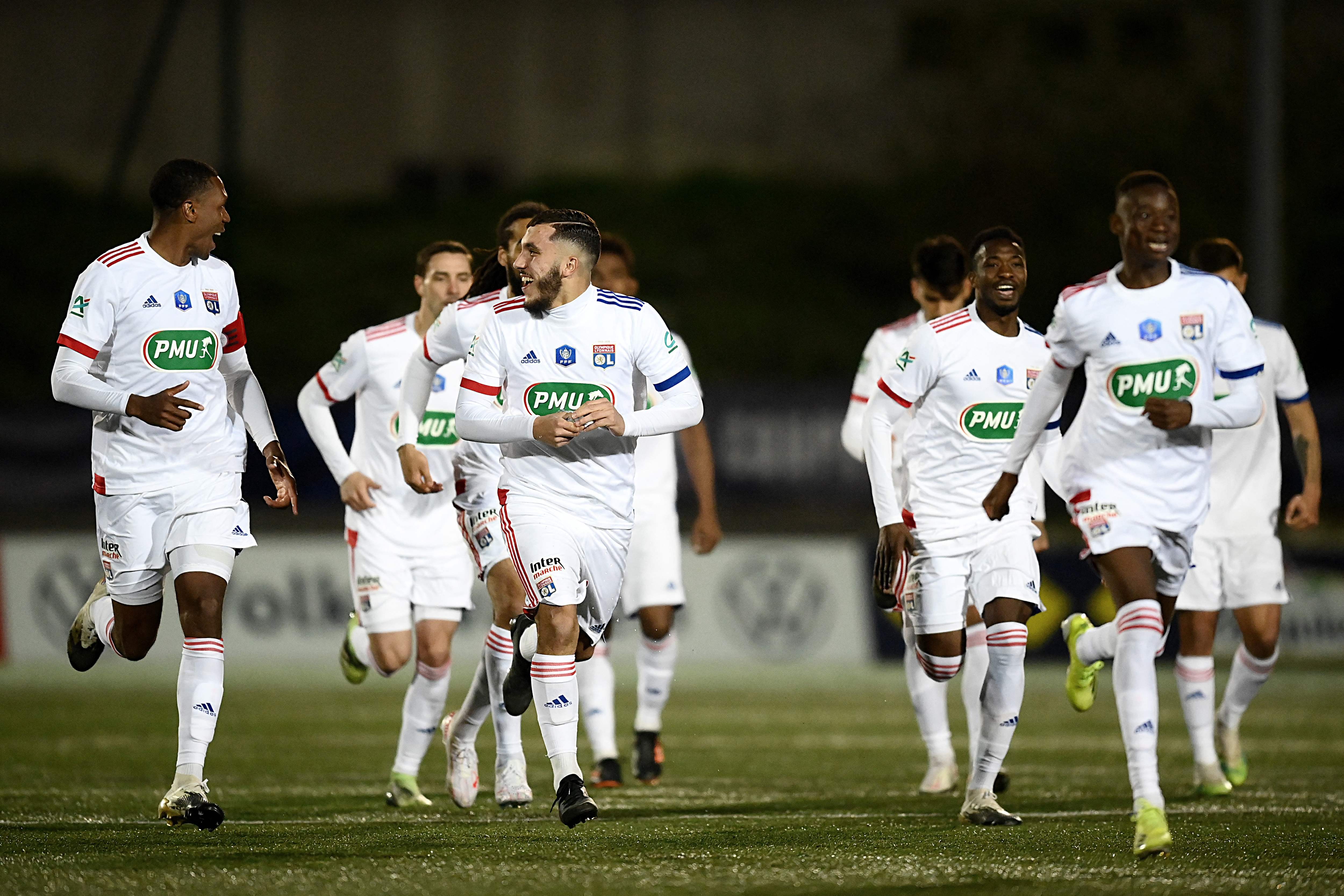 Para pemain Lyon melakukan selebrasi usai dipastikan melaju ke perempat final Coupe de France berkat kemenangan atas Red Star.