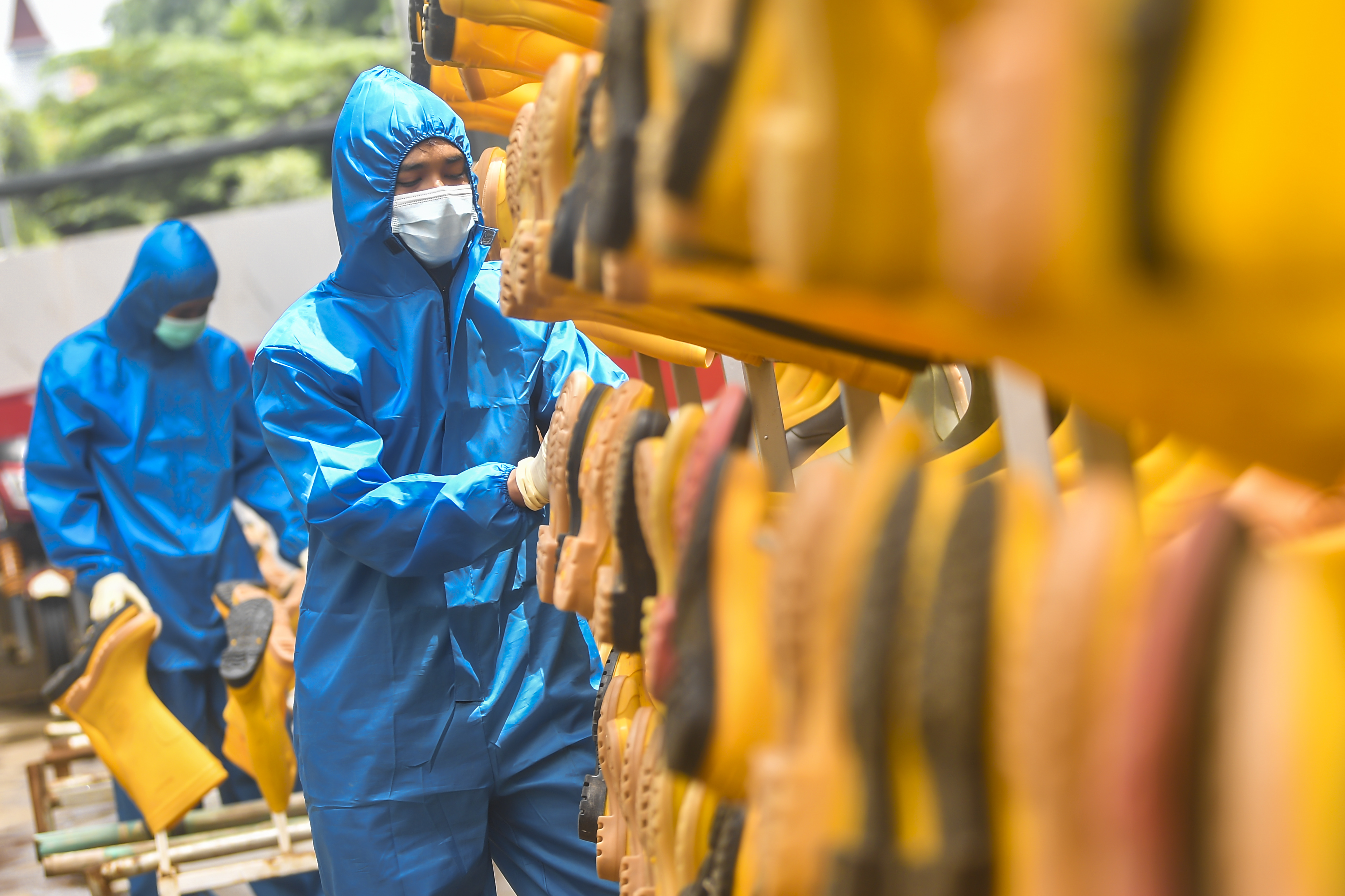 : Tenaga kesehatan menjemur sepatu APD usai dicuci di Rumah Sakit Darurat COVID-19 Wisma Atlet, Kemayoran, Jakarta, Selasa (2/3/2021)