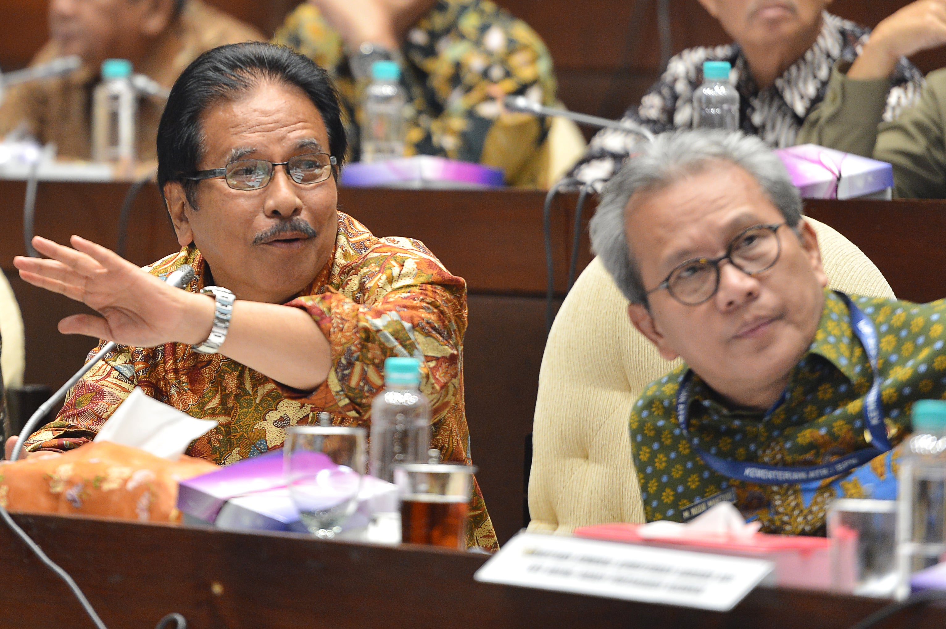 Sekjen Kementerian ATR/ BPN M. Noor Marzuki (kanan) mengikuti rapat kerja dengan Komisi II DPR di Kompleks Senayan, Jakarta, 17-01-2018.