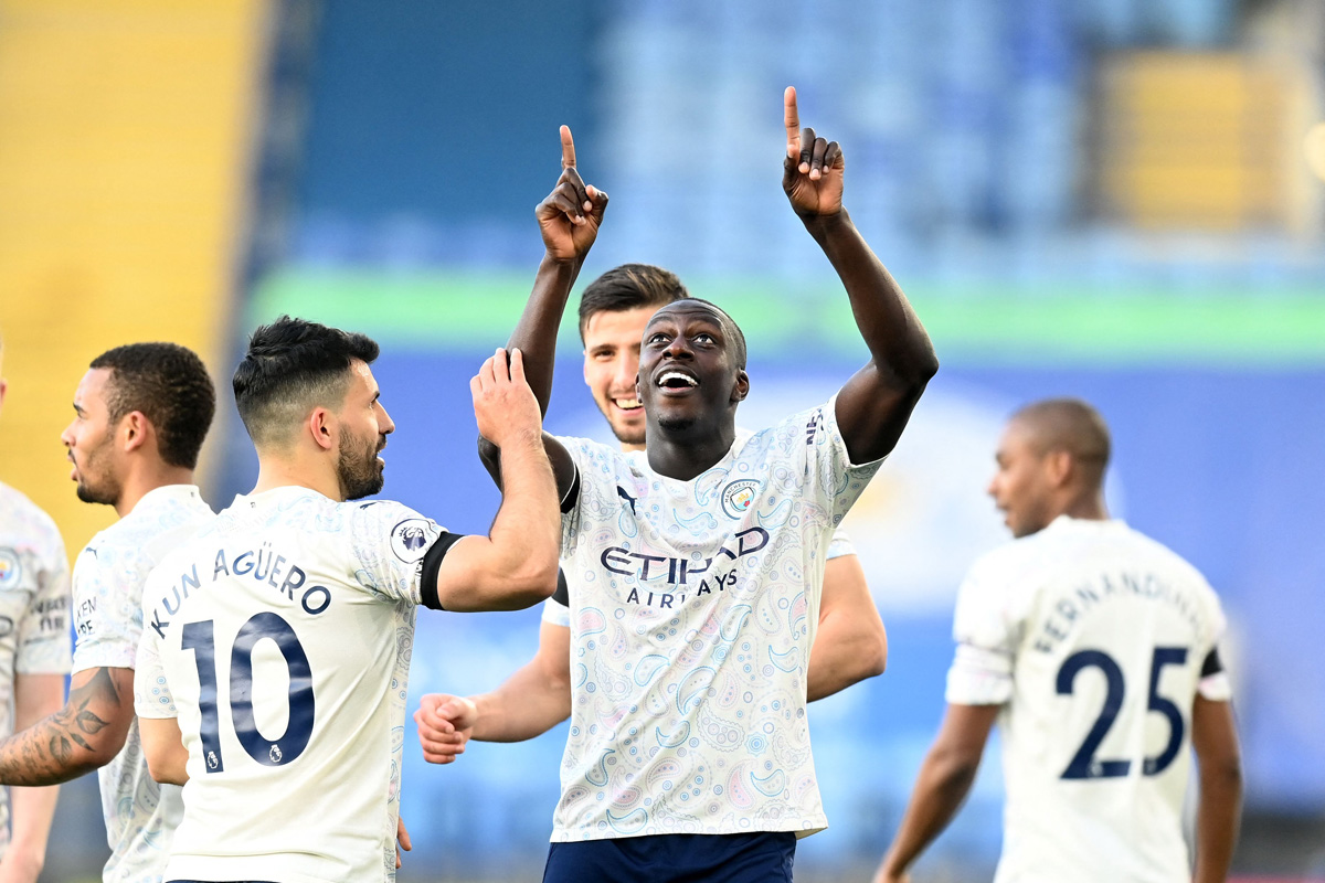 Pemain Manchester City, Bejamin Mendy (tengah) merayakan gol ke gawang Leicester City dalam lanjutan Liga Primer Inggris, Minggu (4/4).  
