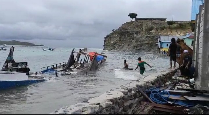 Gelombang tinggi di NTT