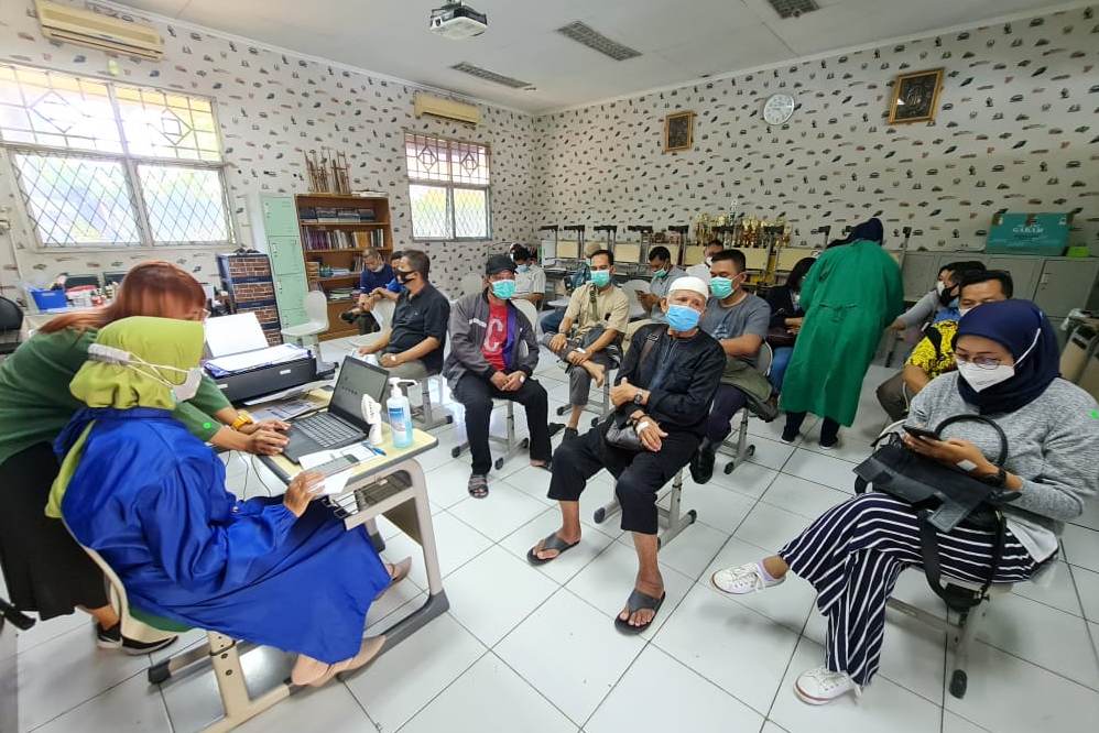 Vaksinasi untuk lansia dan takmir masjid/musala di Tangerang Selatan.