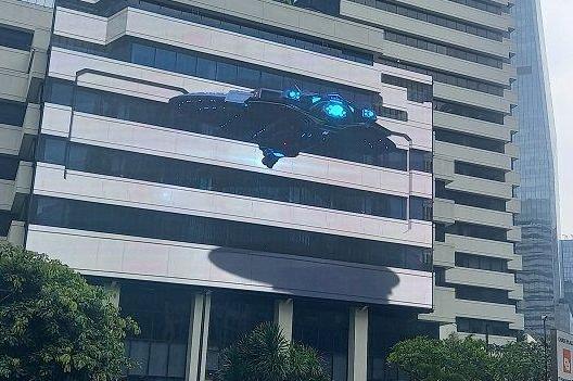 Videotron 3D di dinding luar gedung Chase Plaza Jalan Jenderal Sudirman, Jakarta.  