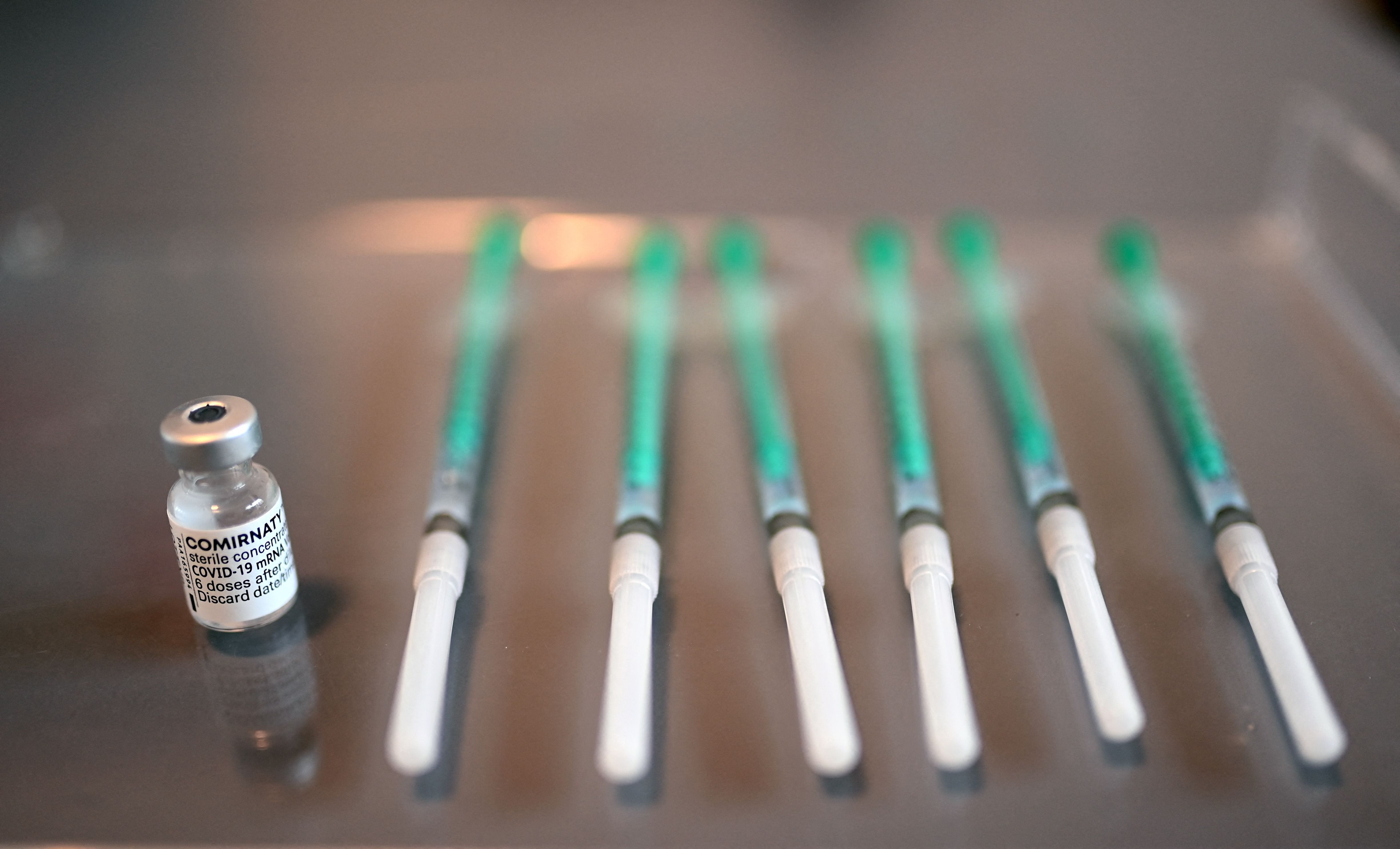 Botol berisi vaksin covid-19 Pfizer/BioNTech