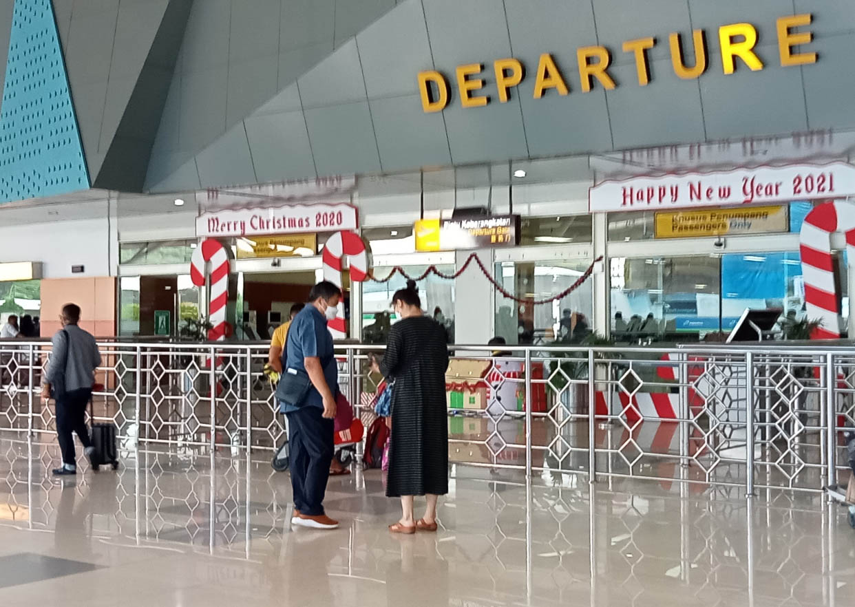 Suasana di Bandara Bandara Sultan Hasanuddin, Makassar. Hingga kini belum ada lonjakan penumpang di bandara tersebut.