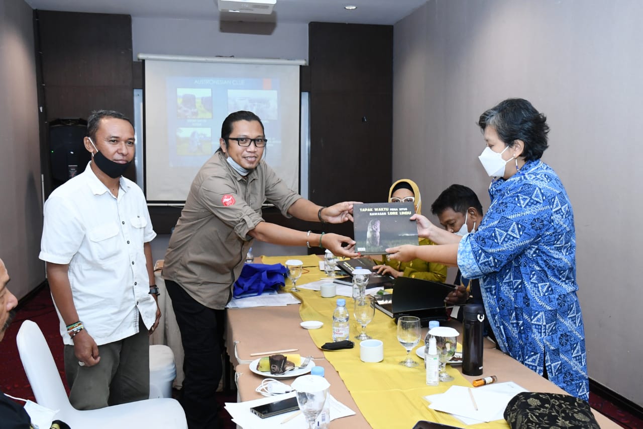 Wakil Ketua MPR RI, Lestari Moerdijat menerima  buku tentang situs megalit tertua yang masuk kawasan Taman Nasional Lore Lindu.
