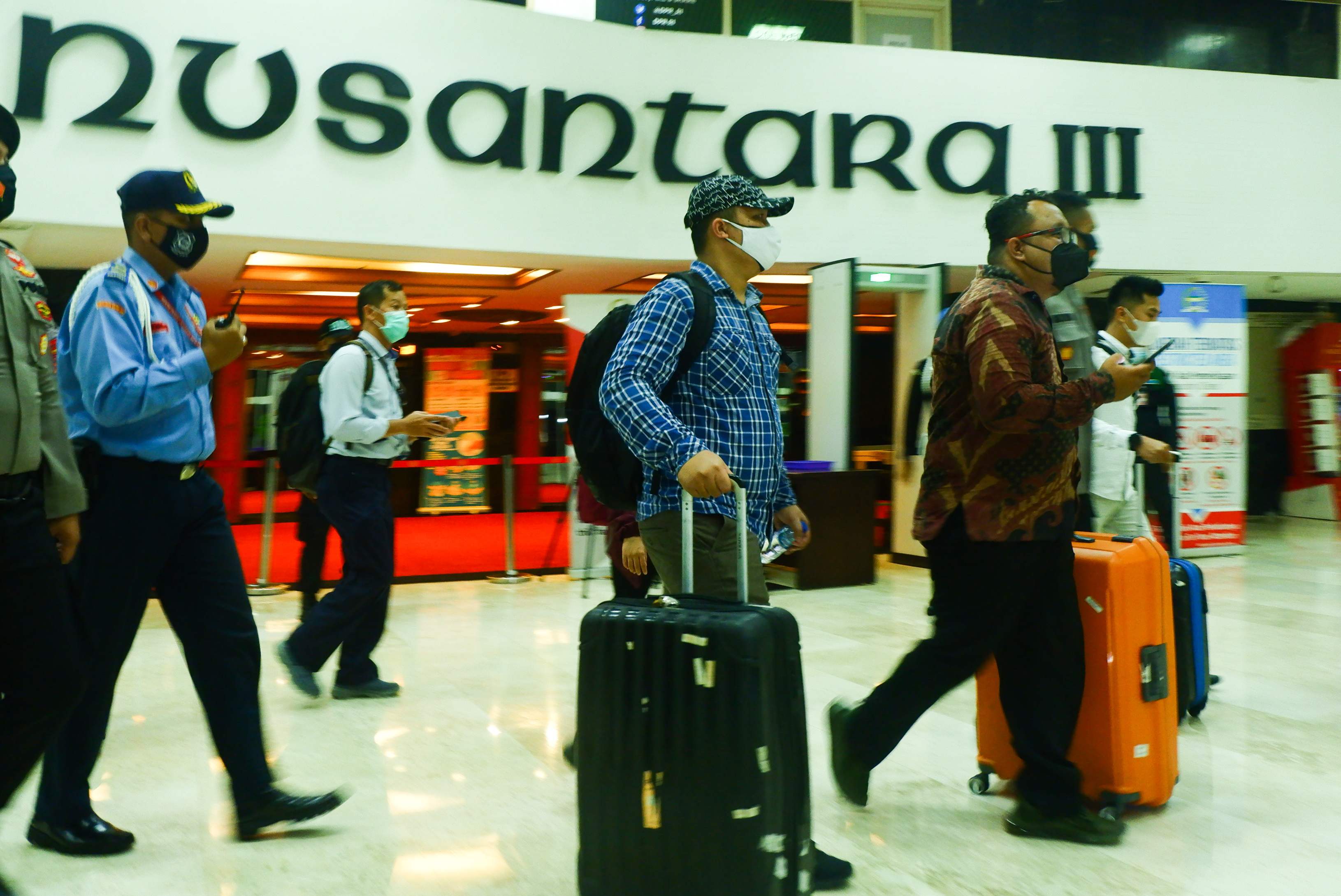 Penyidik KPK membawa sejumlah barang bukti usai menggeledah ruang kerja Wakil Ketua DPR Azis Syamsuddin di Gedung Parlemen Senayan