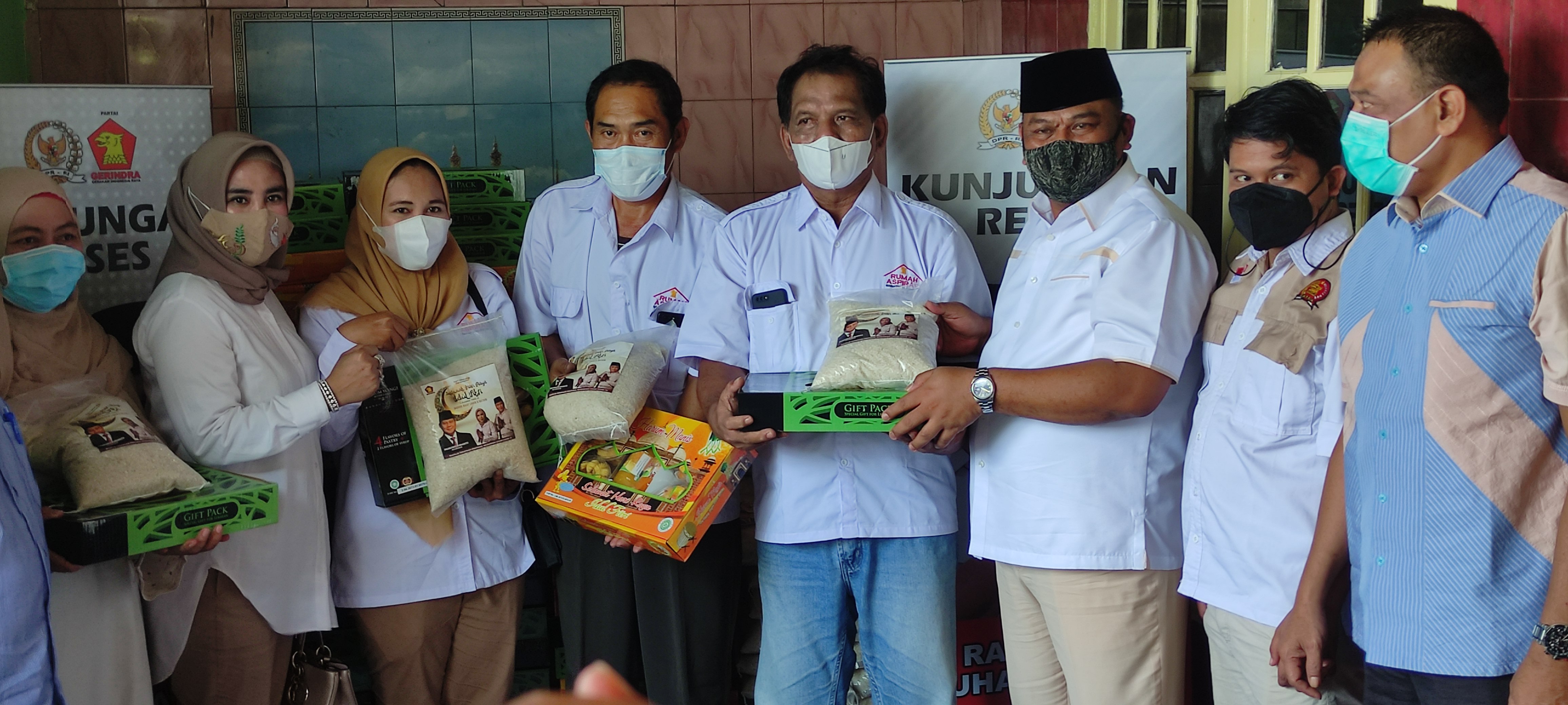 Anggota DPR RI Rahmat Muhajirin saat menyerahkan bantuan sembako untuk warga di Sidoarjo, Jawa Timur