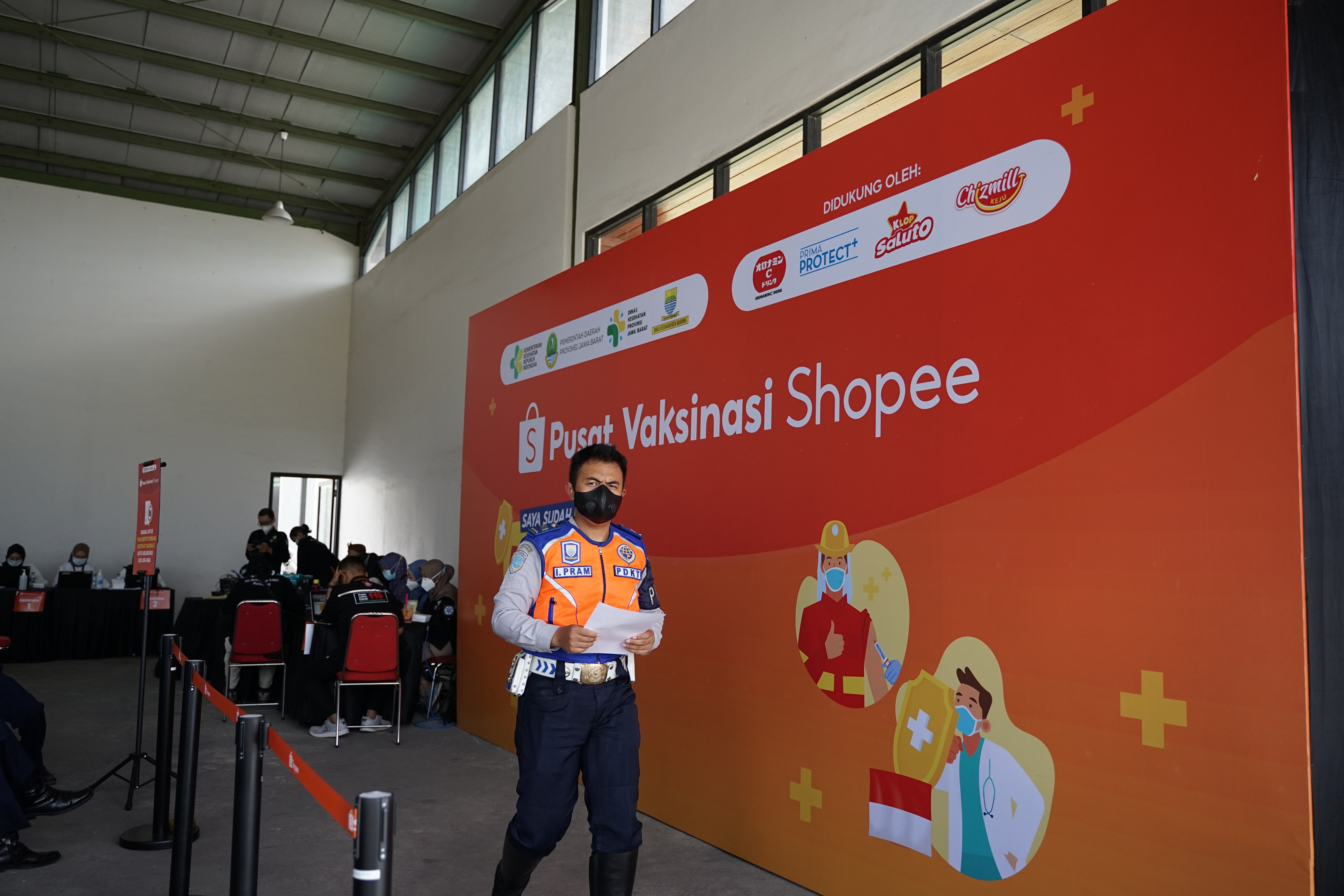 Vaksinasi covid-19 di Kota Bandung, Jawa Barat.