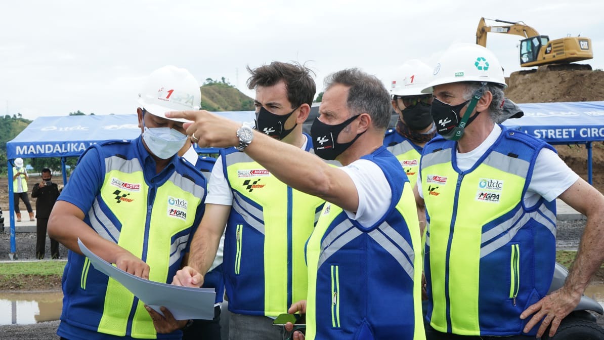 Perwakilan FIM dan Dorna mendapat penjelasan teknis mengenai Mandalika International Street Circuit dari perwakilan MGPA.