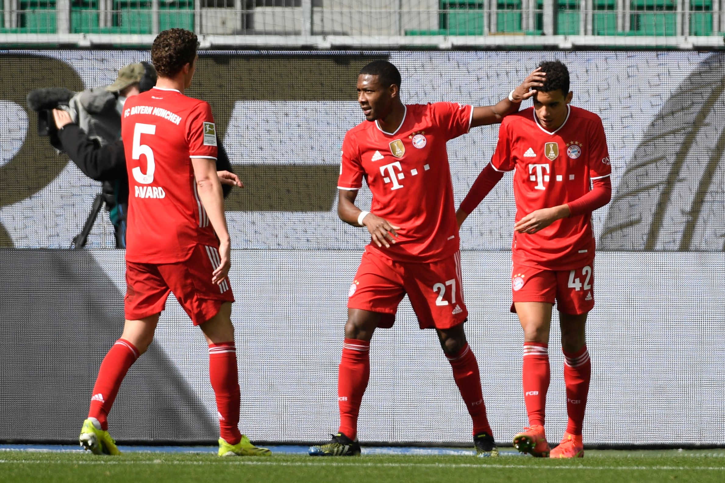 Gelandang Bayern Muenchen Jamal Musiala (kanan) melakukan selebrasi usai mencetak gol ke gawang Wolfsburg di laga Bundesliga.