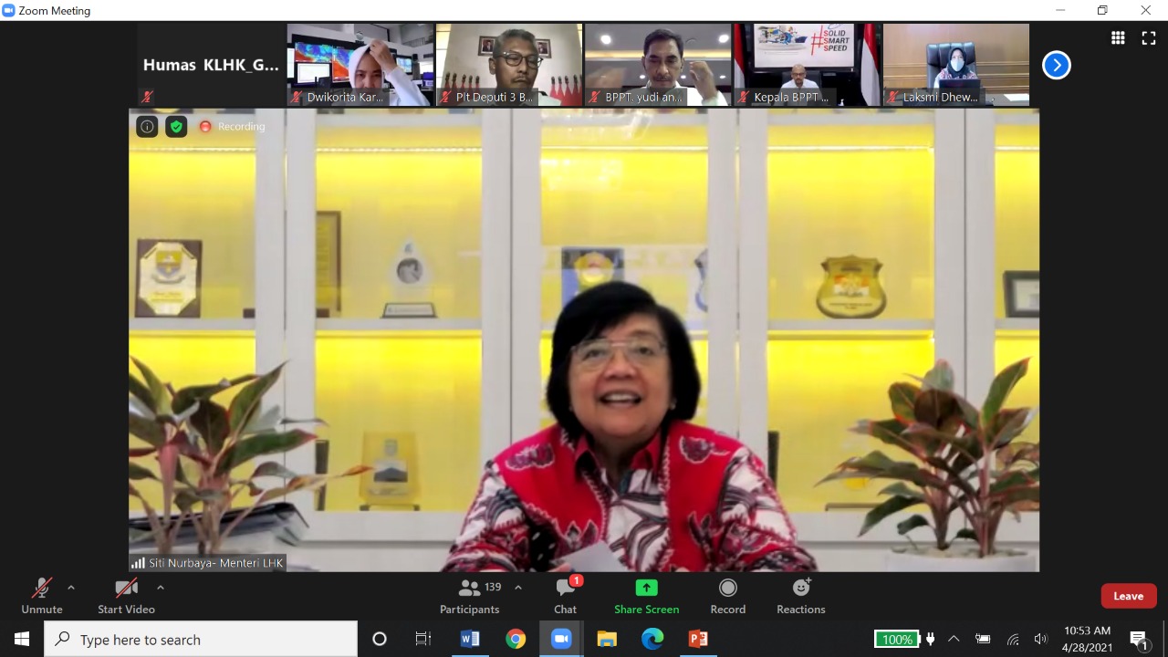 Menteri LHK Siti Nurbaya saat memimpin rapat Rapat Teknis pemantapan langkah pencegahan karhutla. 