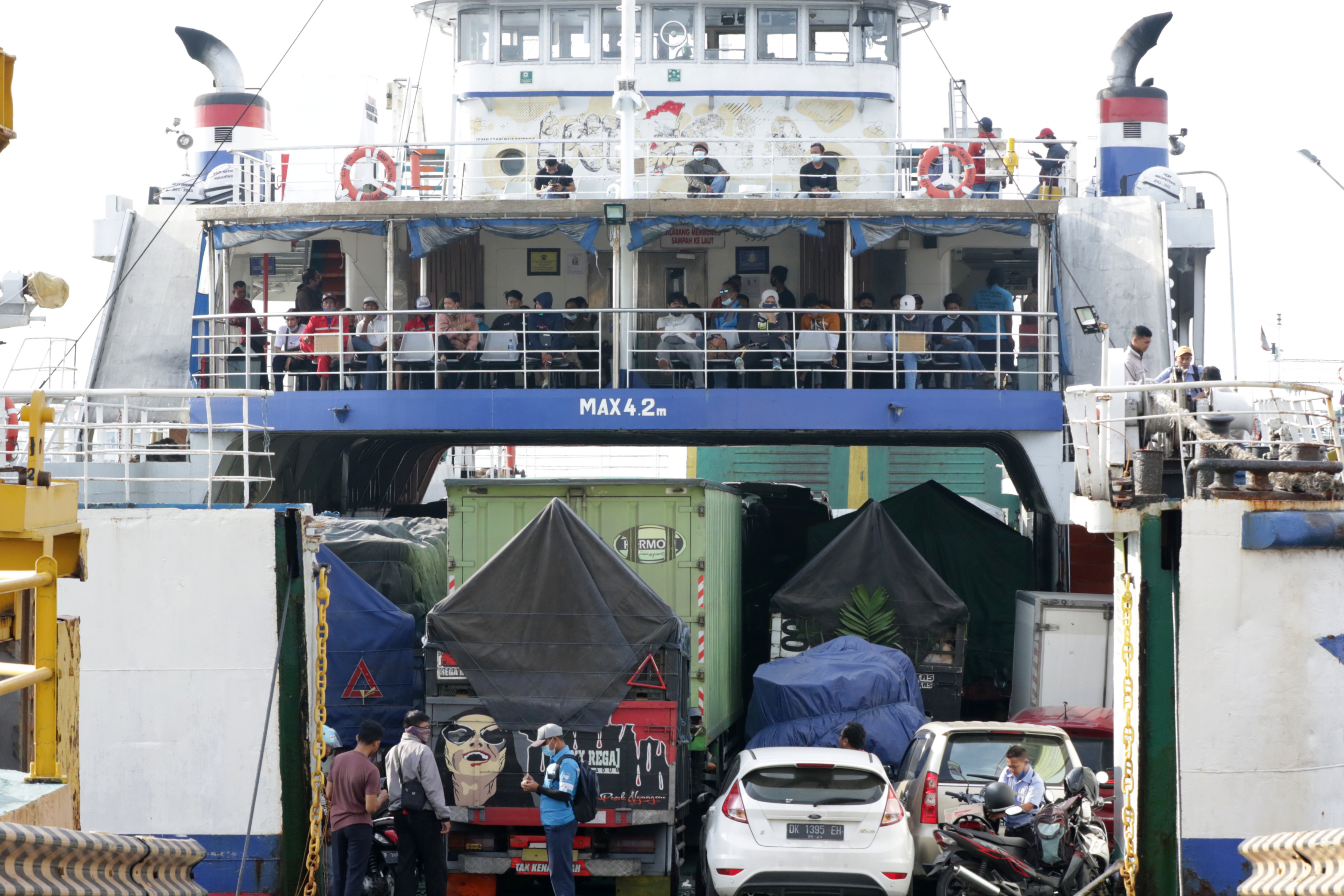 Ilustrasi perjalanan dengan kapal laut