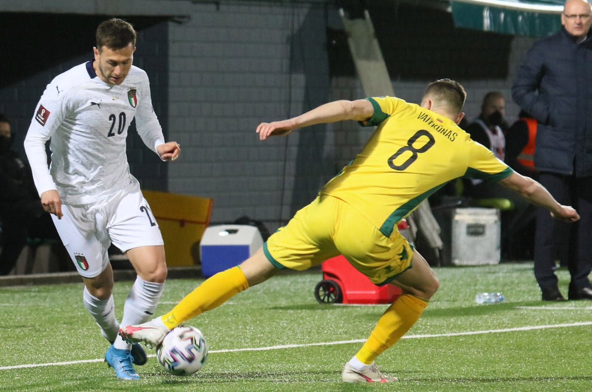 Striker Italia Federico Bernardeschi (kiri) berusaha melewati pemain Lithuania dalam laga kualifikasi Piala Dunuia 2022, Kamis (1/4)