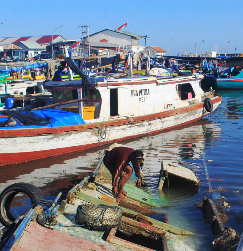 Nelayan mengambil sisa-sisa serpihan perahunya yang hancur tersapu badai siklon Seroja di Pesisir Fatubesi, Kota Kupang, NTT, Sabtu (17/4)