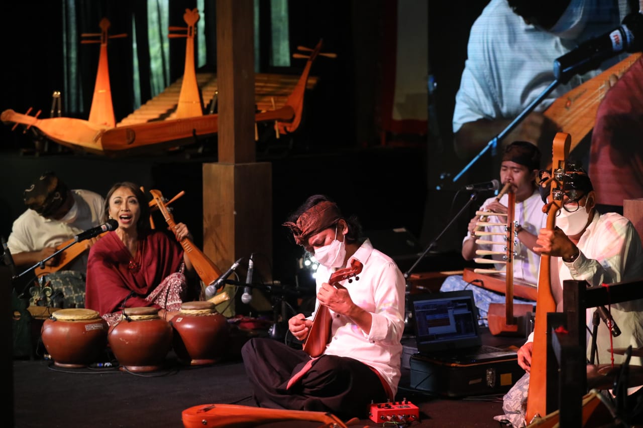 Pertunjukan musik yang bertajuk 'Sound of Borobudur' di di Omah Mbudur, Kompleks Candi Borobudur, Magelang, Jawa Tengah, Kamis (8/4).
