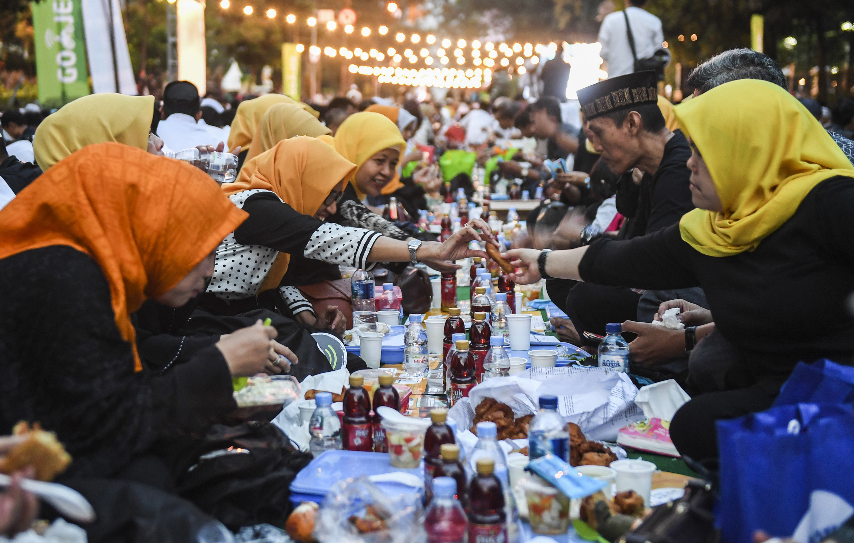  Suasana Buka Puasa Bersama On The Street (Bubos) 2019 di Bandung, Jawa Barat, sebelum pandemi. 